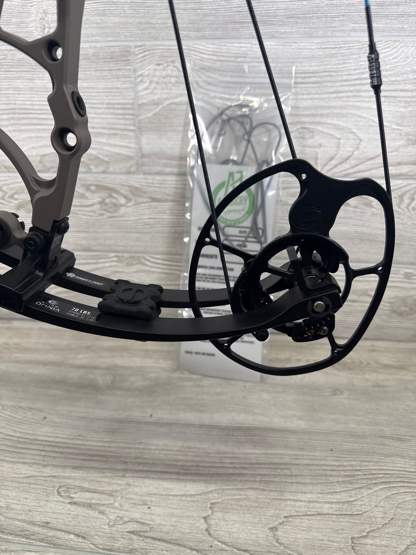 Used Elite Omnia Right Hand 70lb sienna, brown package