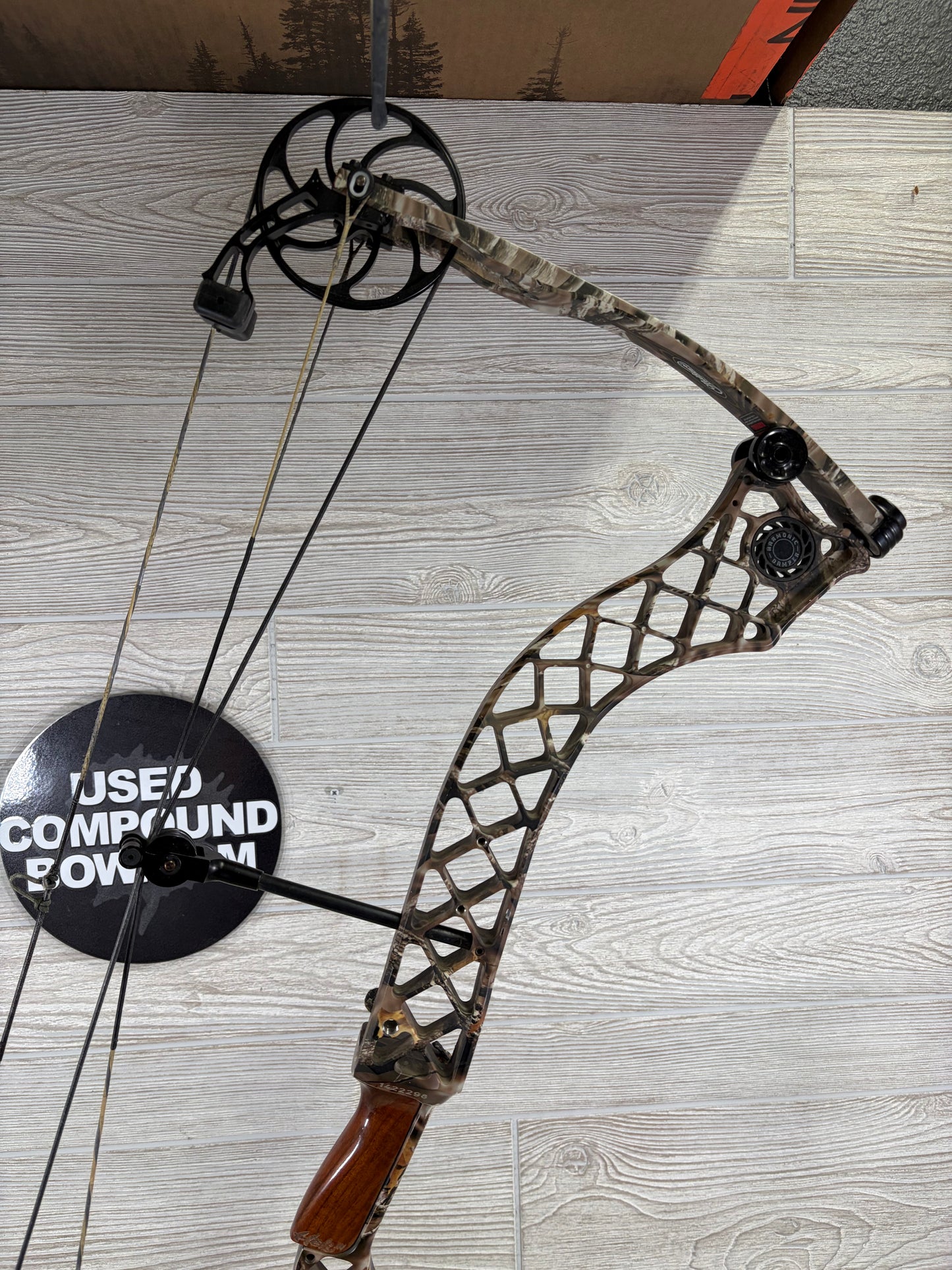 Used Mathews Helim 29" RH 40-50lbs Lost Camo