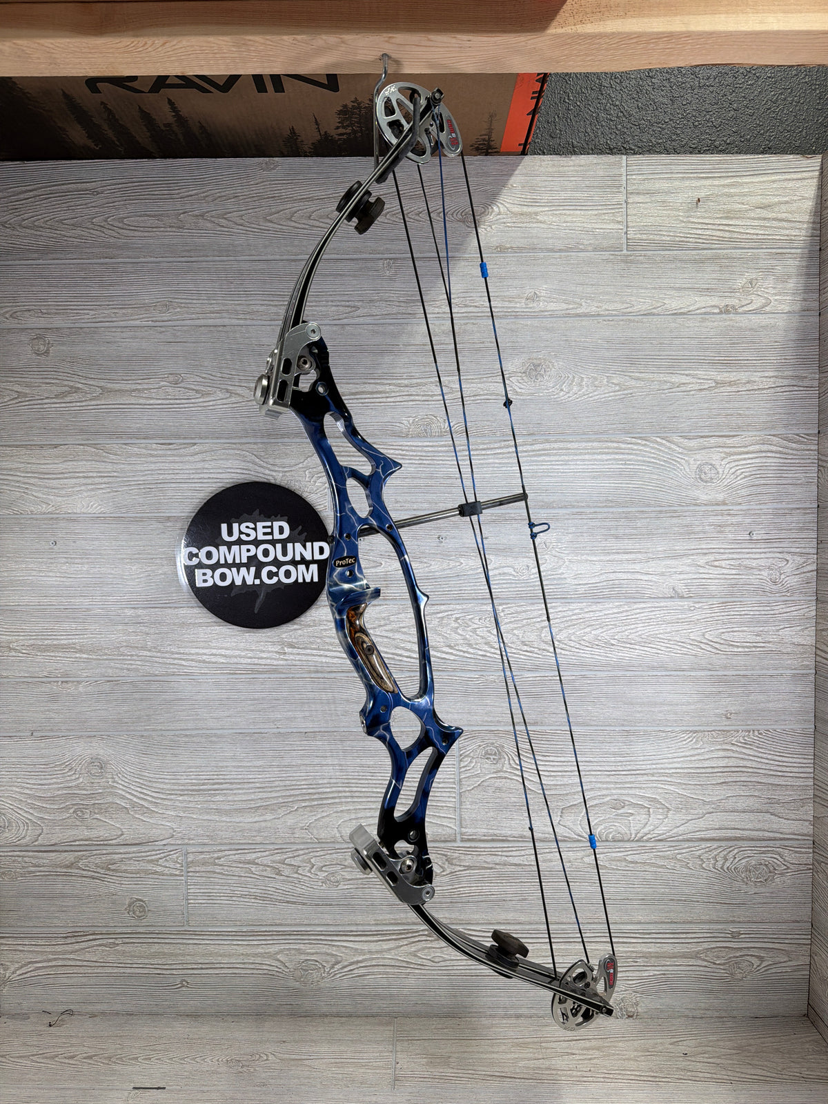 Used Hoyt Pro Tech Vintage Target Bow Blue Lightning Right Hand 60-70# 27.5-30" 65% Let-off