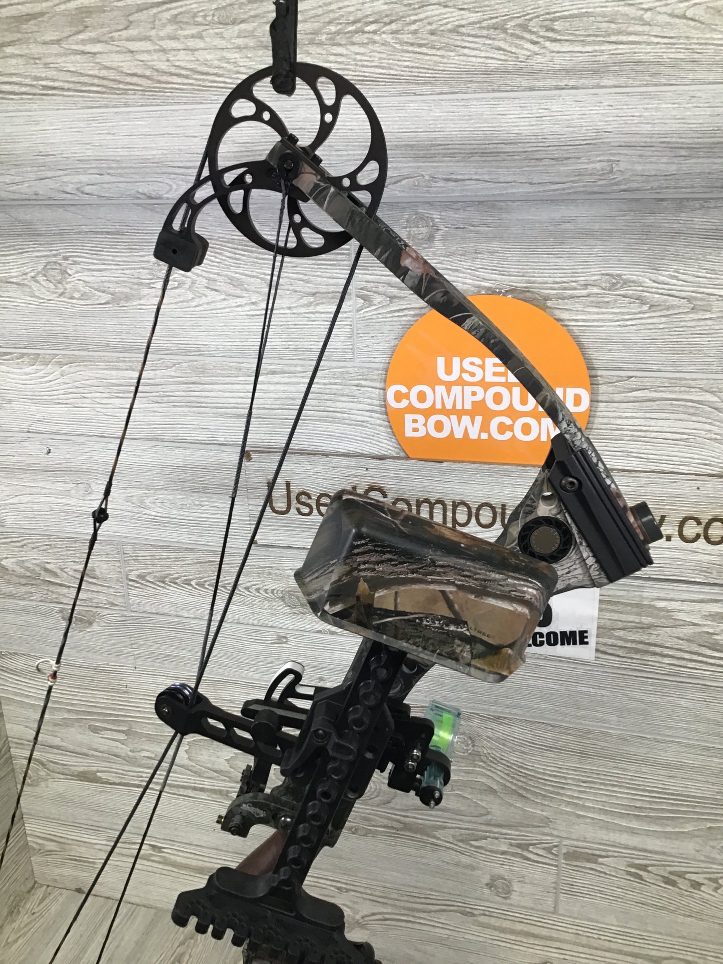 Mathews Outback 29" 60-70lb Right Handed Bow package Excellent shape