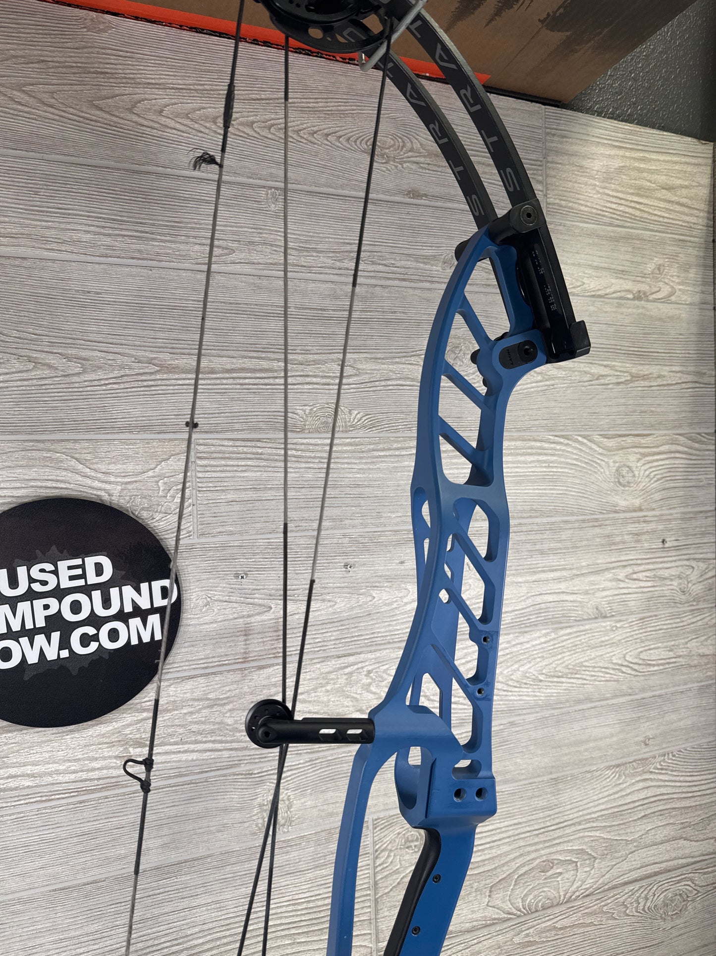 Used Hoyt Stratos 40 Right-Handed Blue HBT 2 cam 29.5-32''