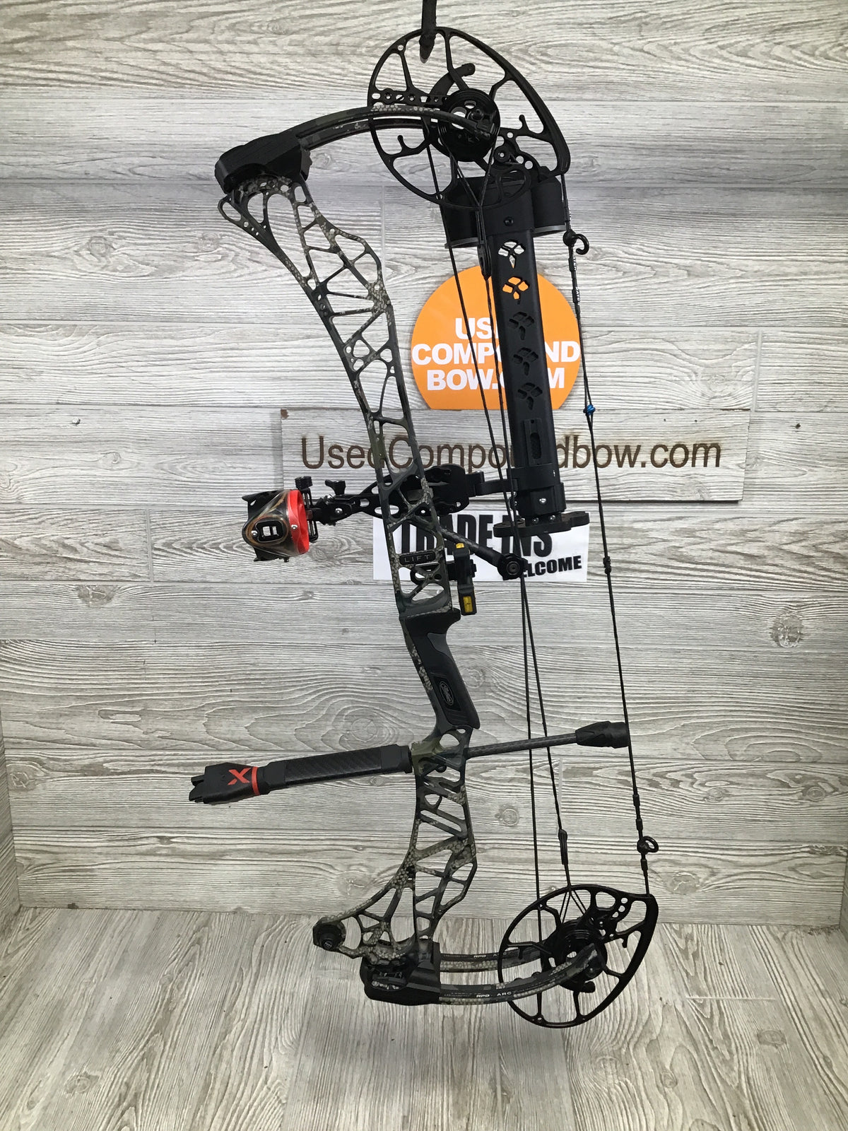 Used Mathews Lift X 29.5 Kuiu Right Hand 27.5/70# package