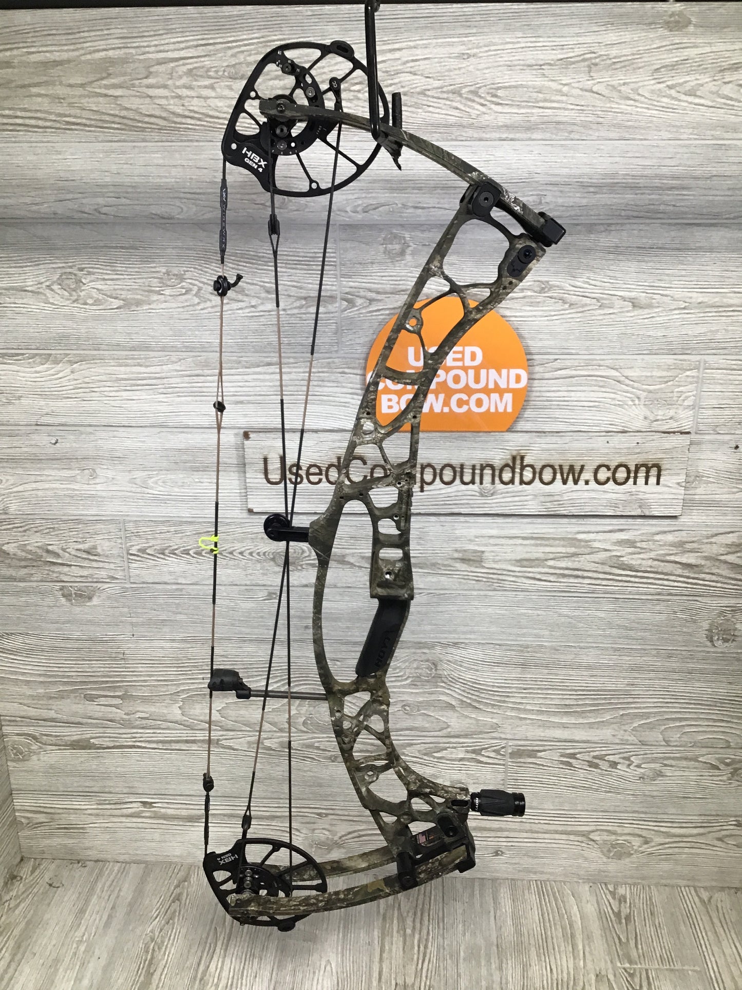 Used Hoyt Alpha AX-2 32 RH Realtree APX 70