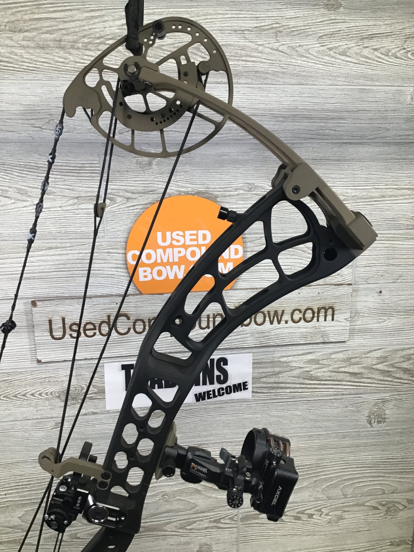 Xpedition Xlite 32 60-70# Black with FDE accents 25-30.5" Package