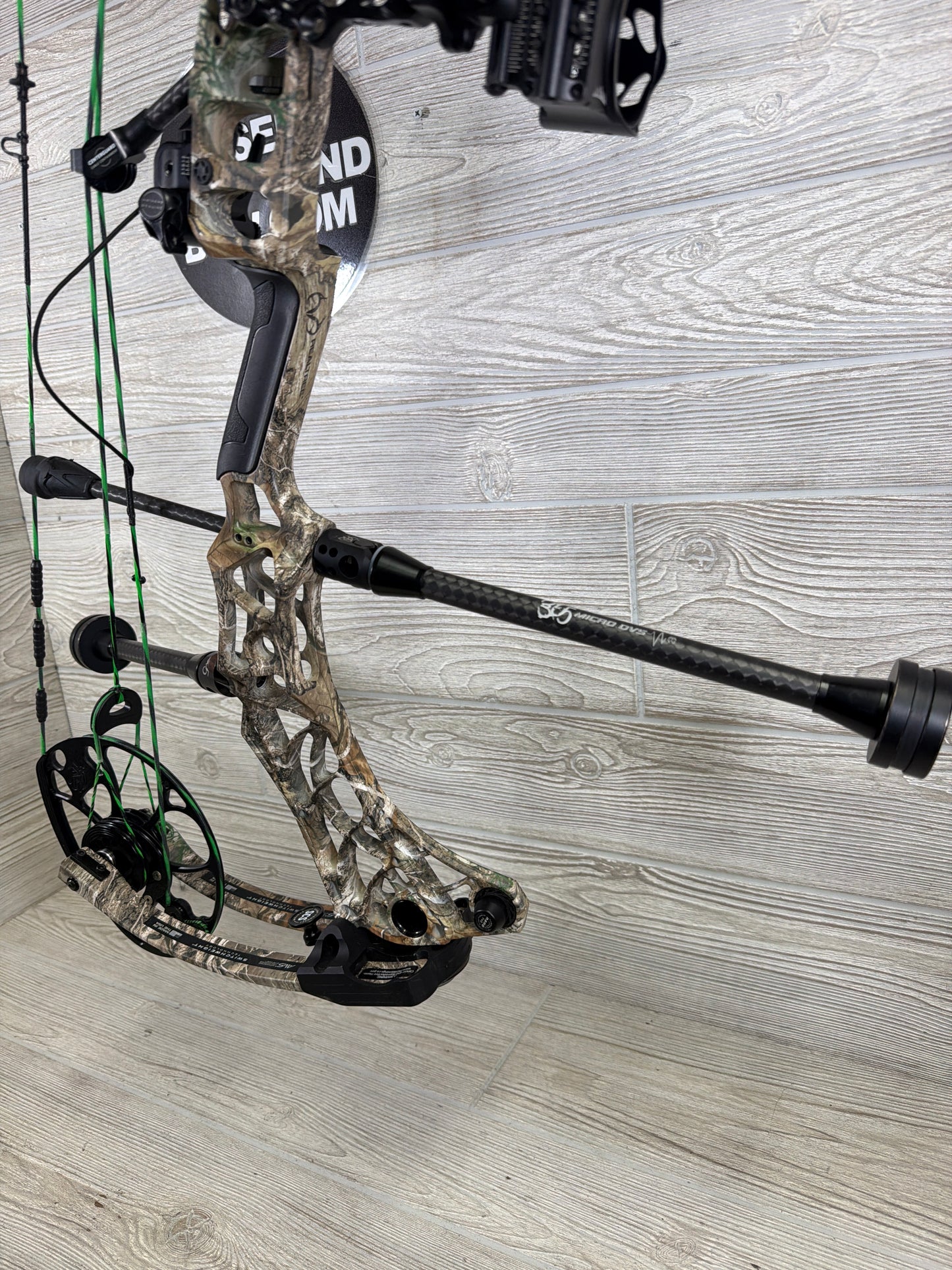 Used Mathews V3 31 30" 70lb RH Realtree Edge PKG