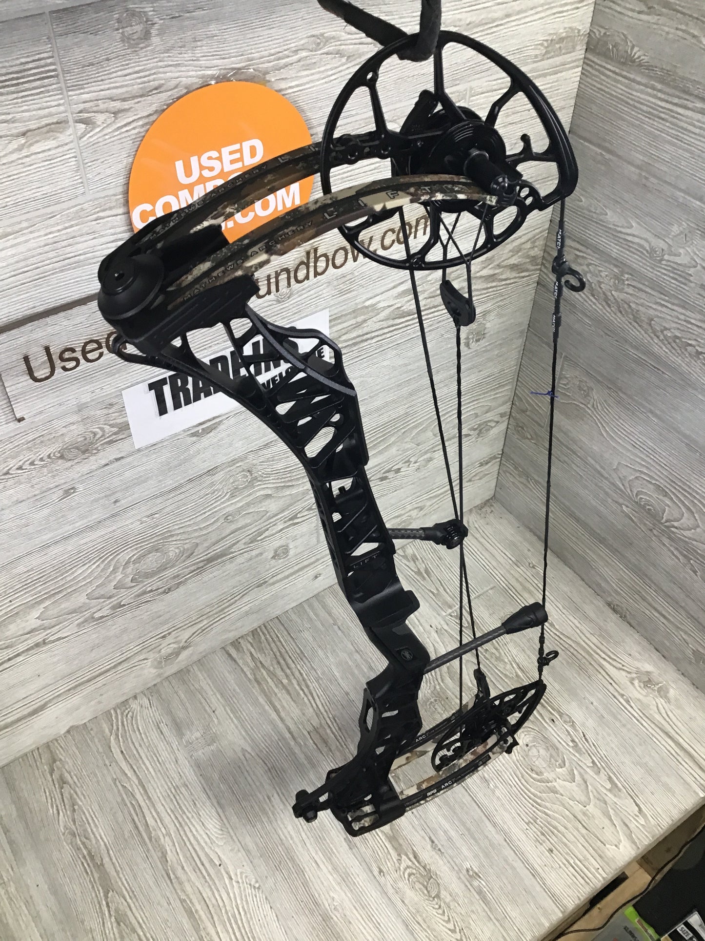 Used Mathews Lift X 29.5 Right Hand 29"/70# Black Riser/First Lite Limb