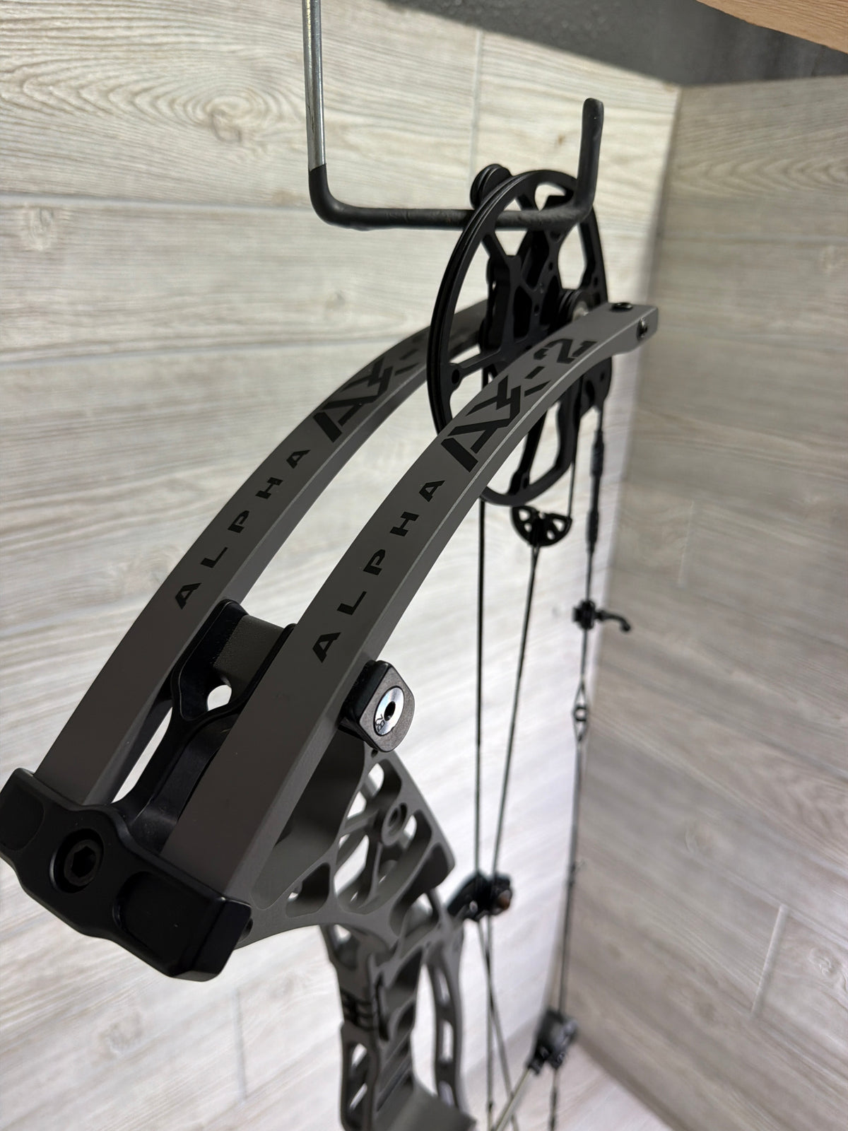 Used Hoyt Alpha AX-2 29 Tombstone RH 60-70# 27.5"