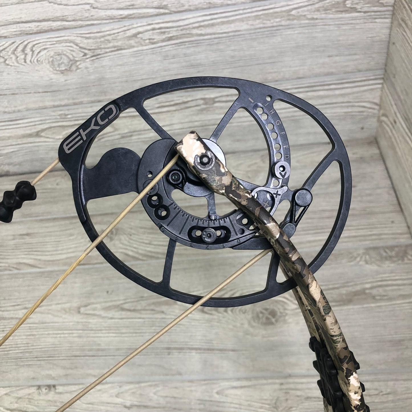 Bear Whitetail Maxx #70 Right hand black riser, camo limbs