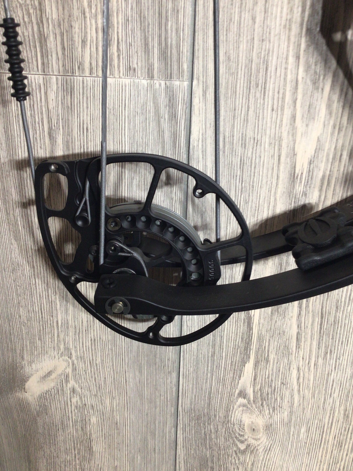 Used Elite HNTR33 Black RH Bow