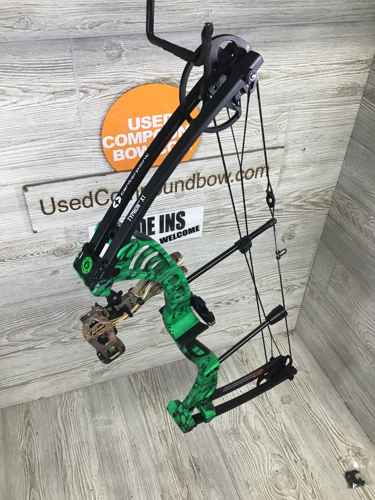 NEW Centerpoint Typhon Right handed Hunting bow 15-55lbs 19-29"
