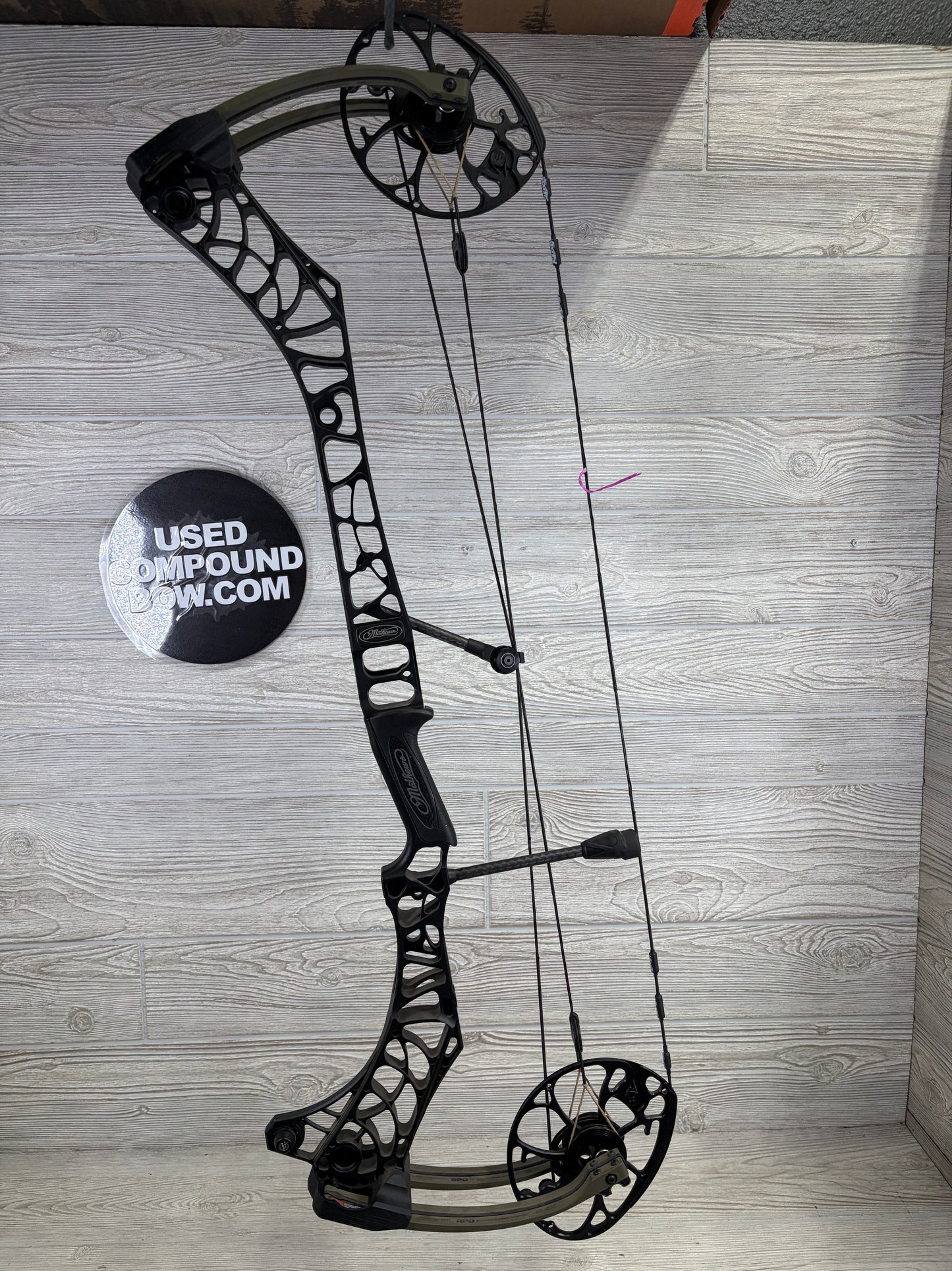 Mathews Phase 4 33 Black riser/Ambush limbs 31.5" 70lb Right Hand