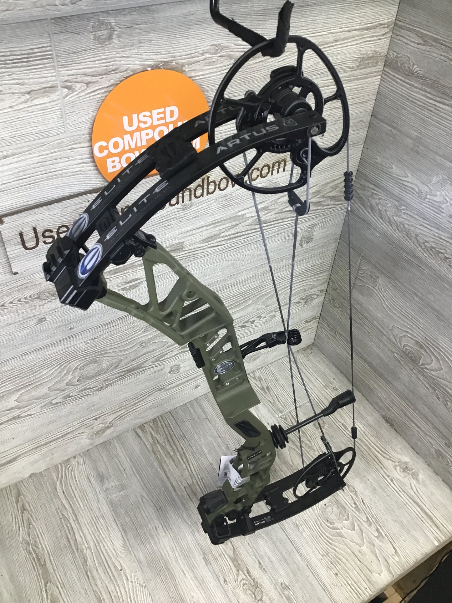 Elite Artus Right Hand Green 50-60# Bow