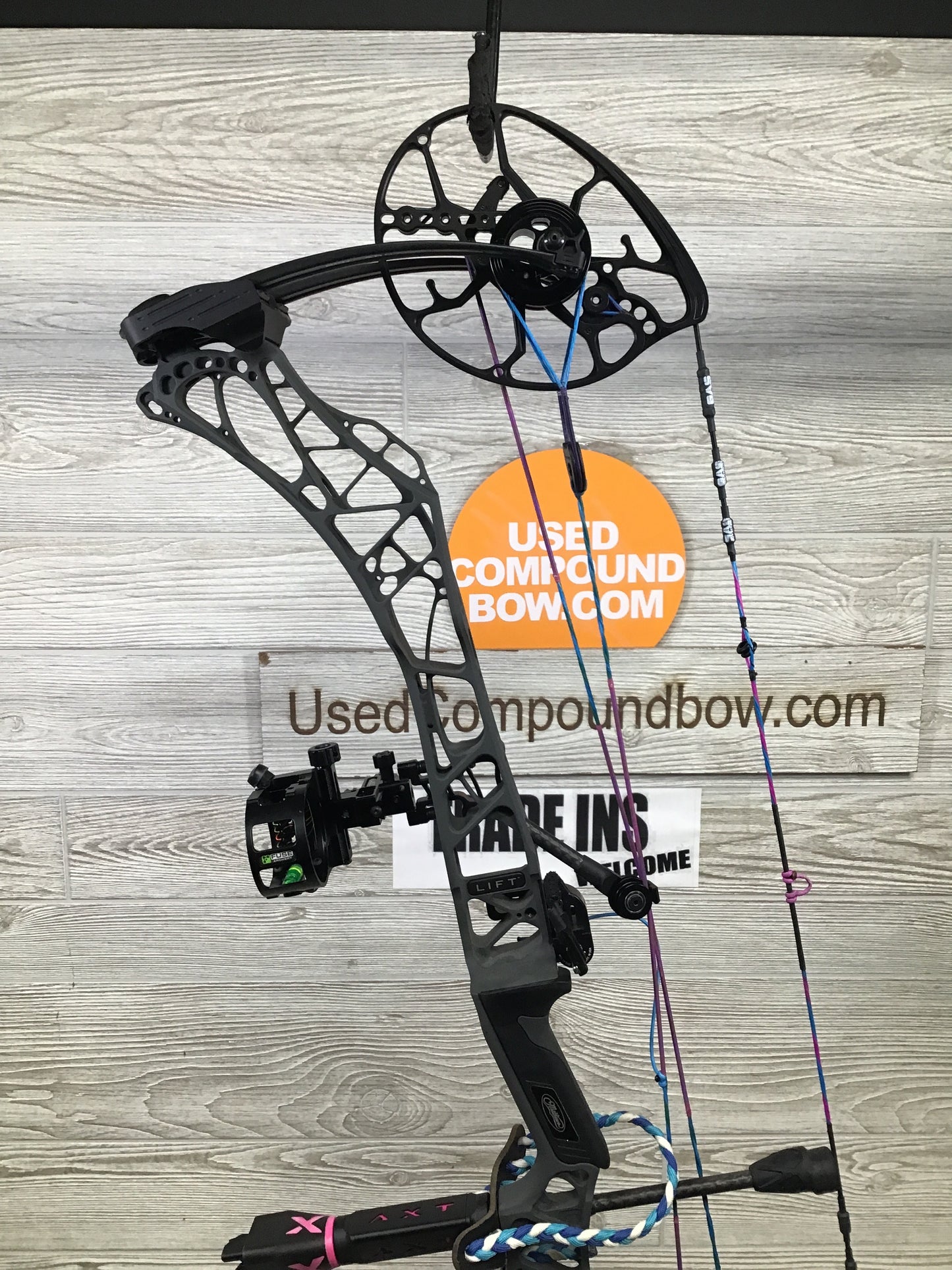 Used Mathews Lift RS Right Handed Shale Riser/ Black limbs Lightweight Limb Package
