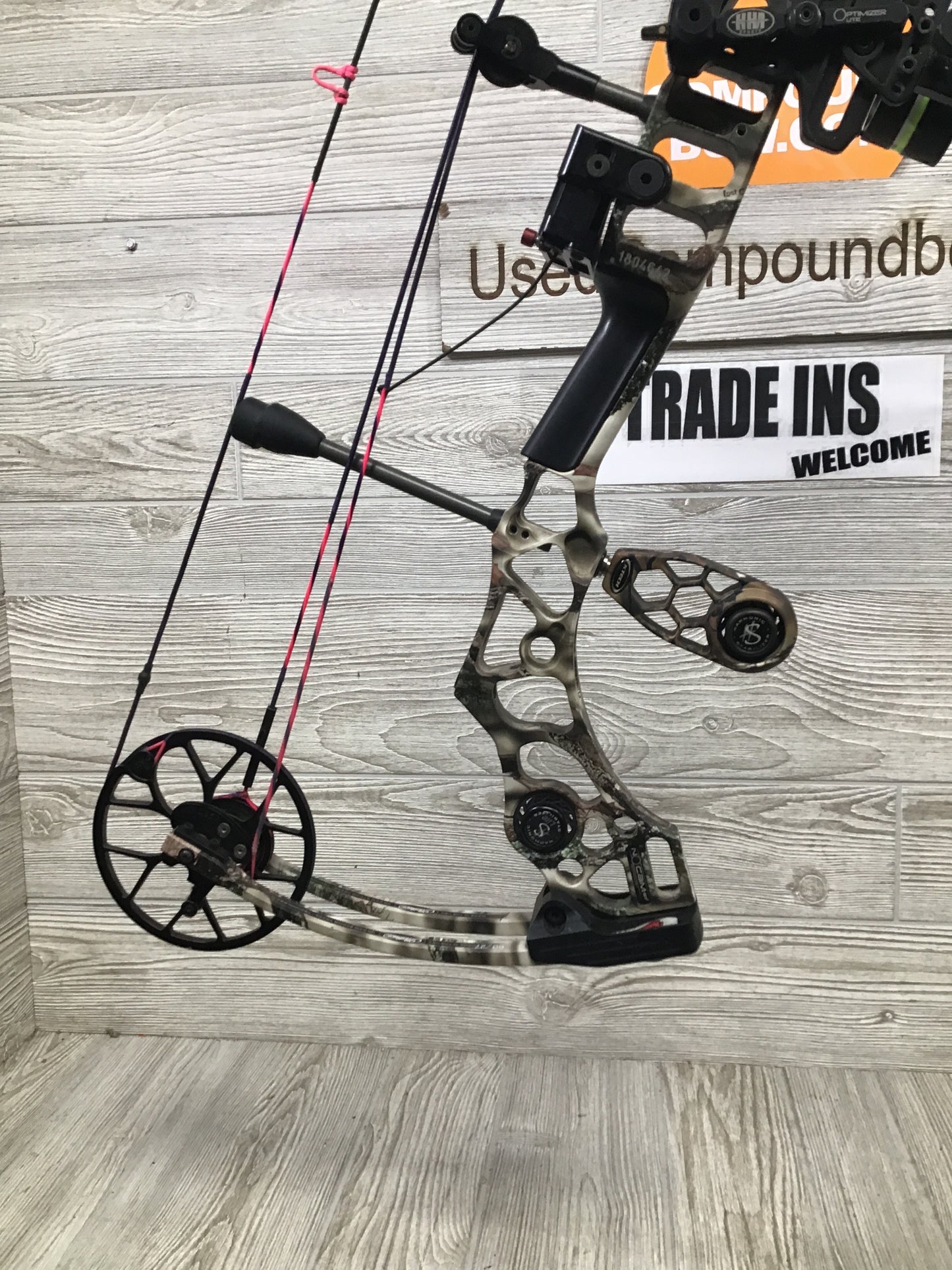Used Mathews No Cam HTX Lost Camo 26.5"/60# Right Handed Package