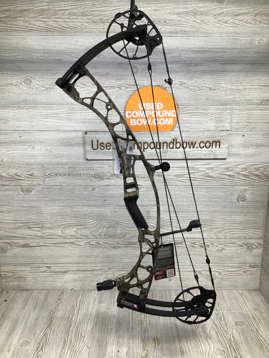 New Hoyt AX-32 29" 70lb Right Hand Bottomlands Riser/ Black limbs