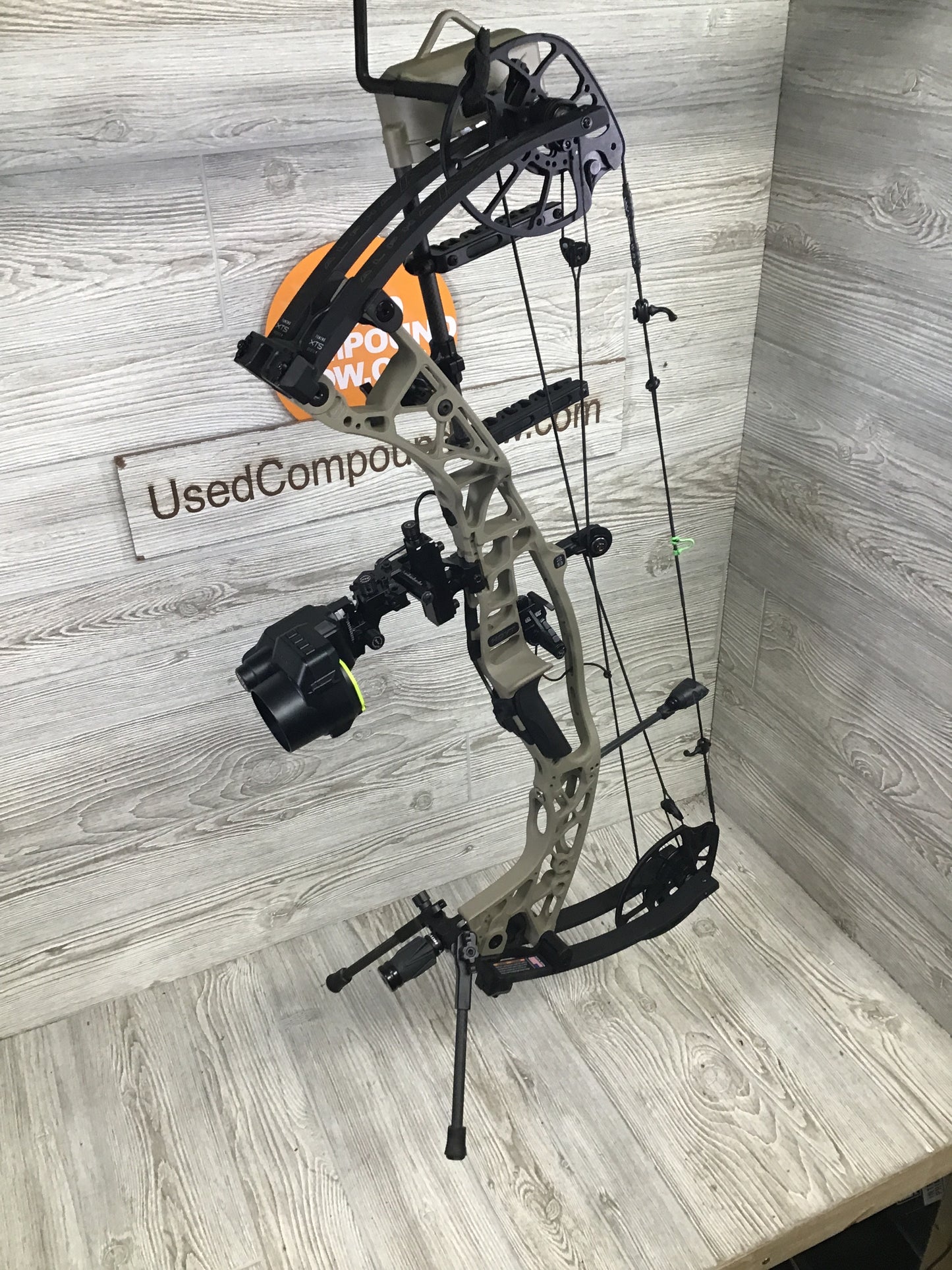 Hoyt ALPHA AX-3 29 Right Handed Sandstorm 60-70# LOADED with Garmin and Hoyt ACC