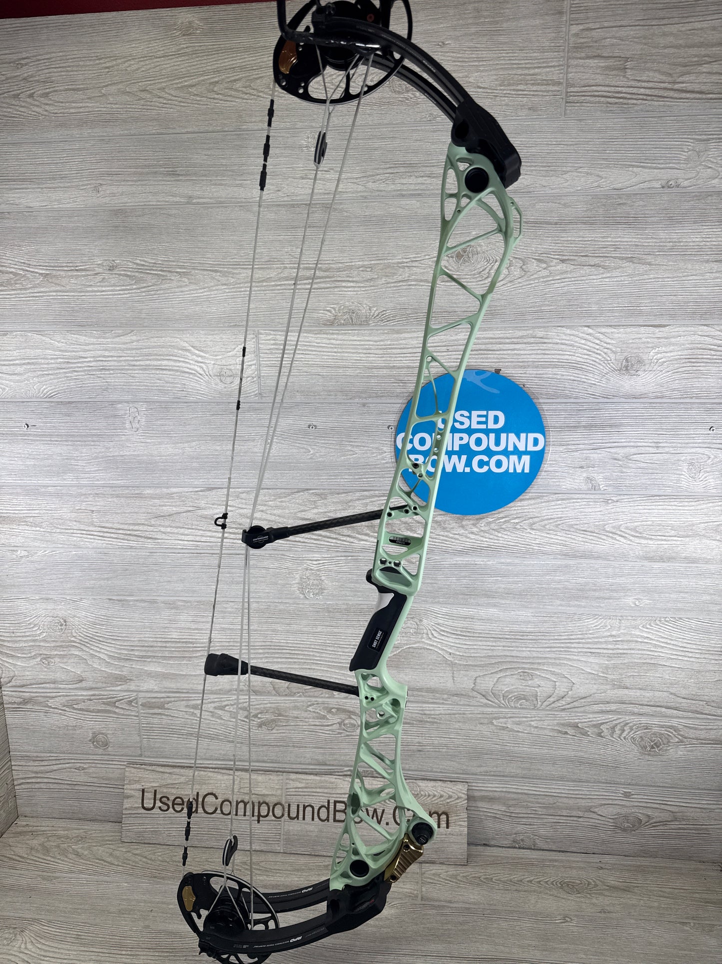 Used Mathews Title 38 (Gen 2) Mint White limbs Right Handed Target bow 29-50#
