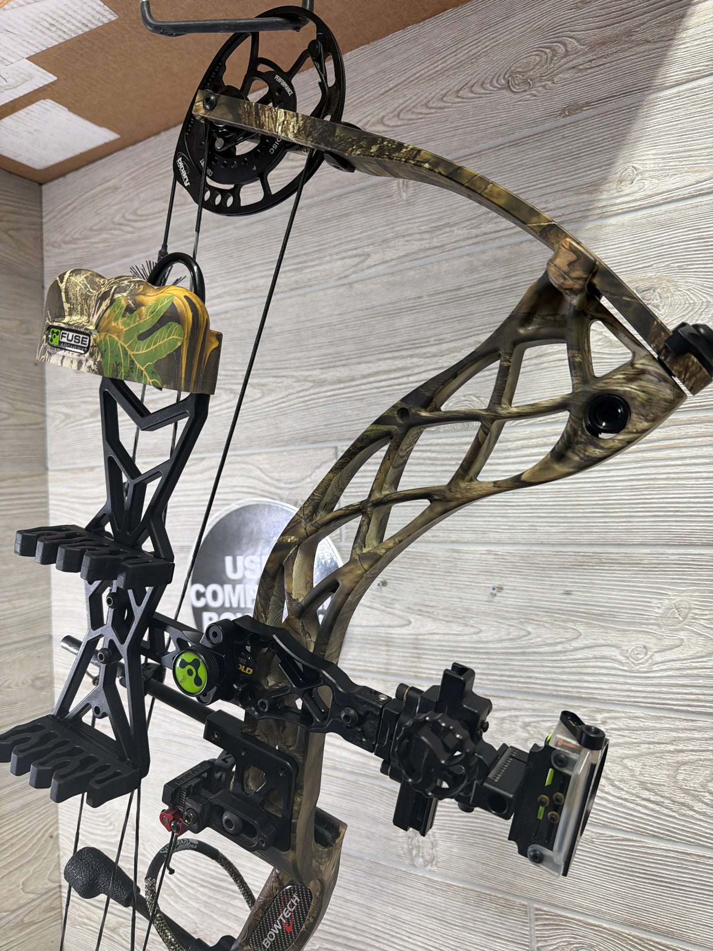 Bowtech Carbon Zion RH Camo Right Handed 60-70 25.5-30.5 PKG