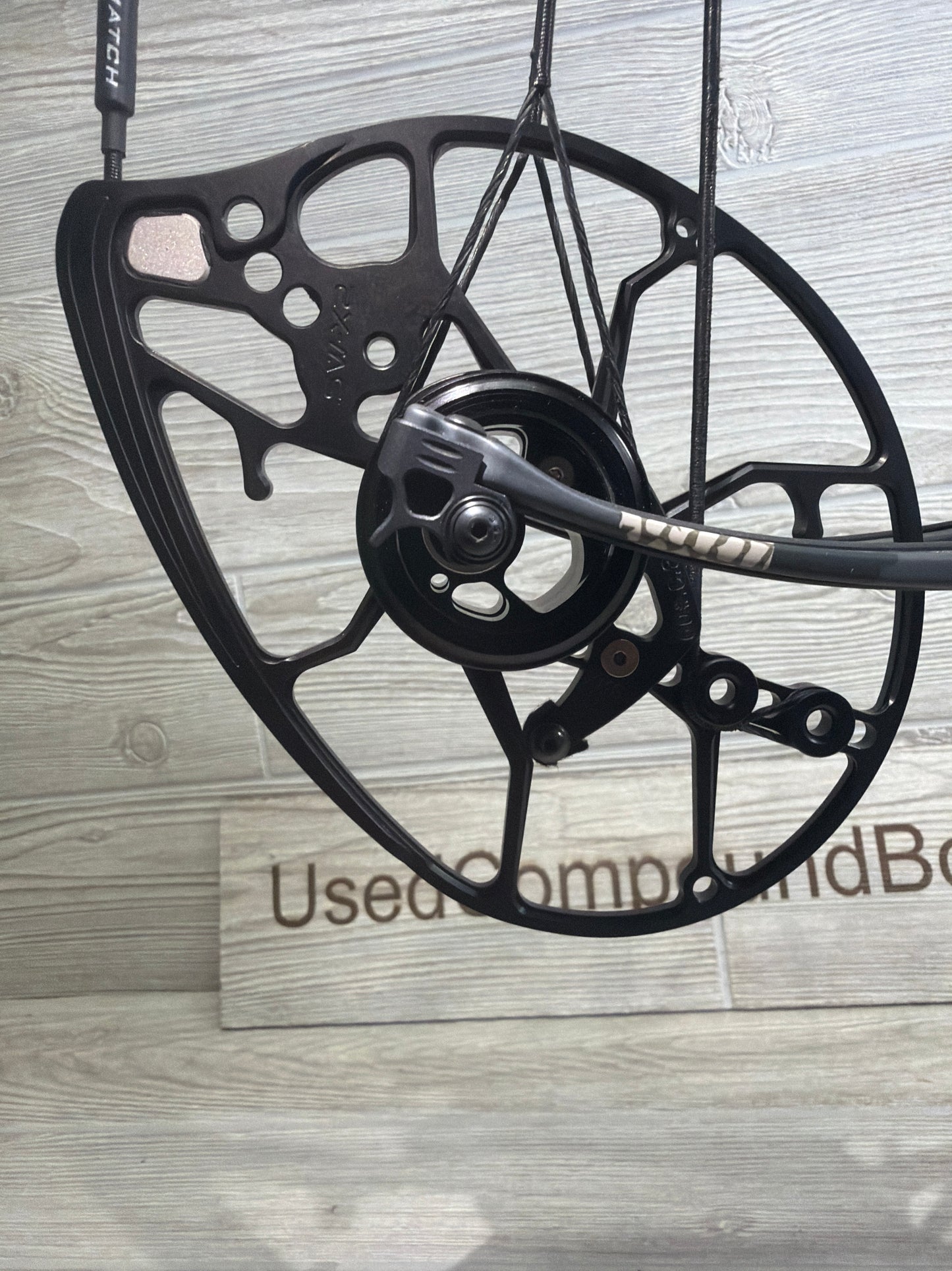 Used Mathews ARC 30 29.5" 60lb Kuiu Verde Right Hand Bow