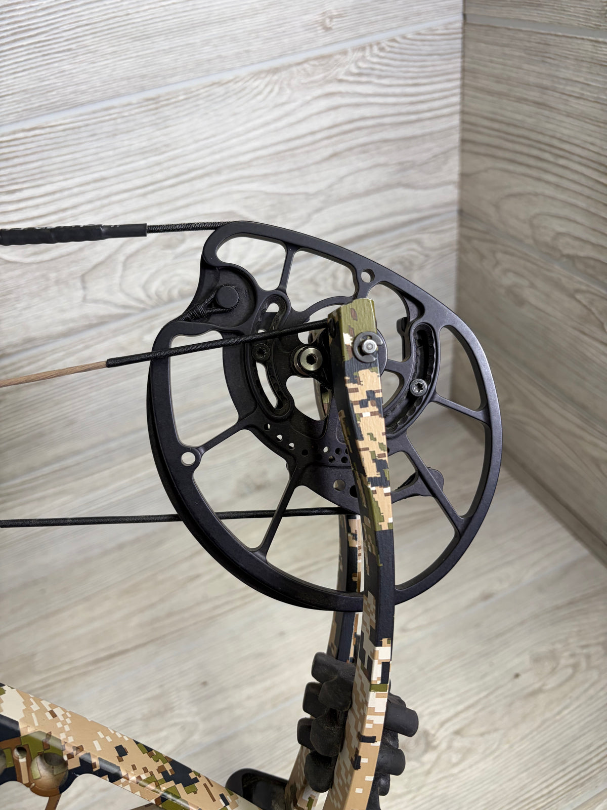 Used Hoyt Ventum 30 25-28" 60-70lb RH Sitka Sub Alpine Bow