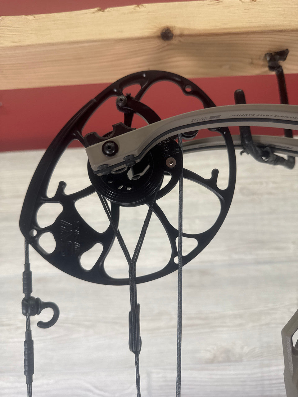 Mathews Phase 4 33 27" 75lb RH