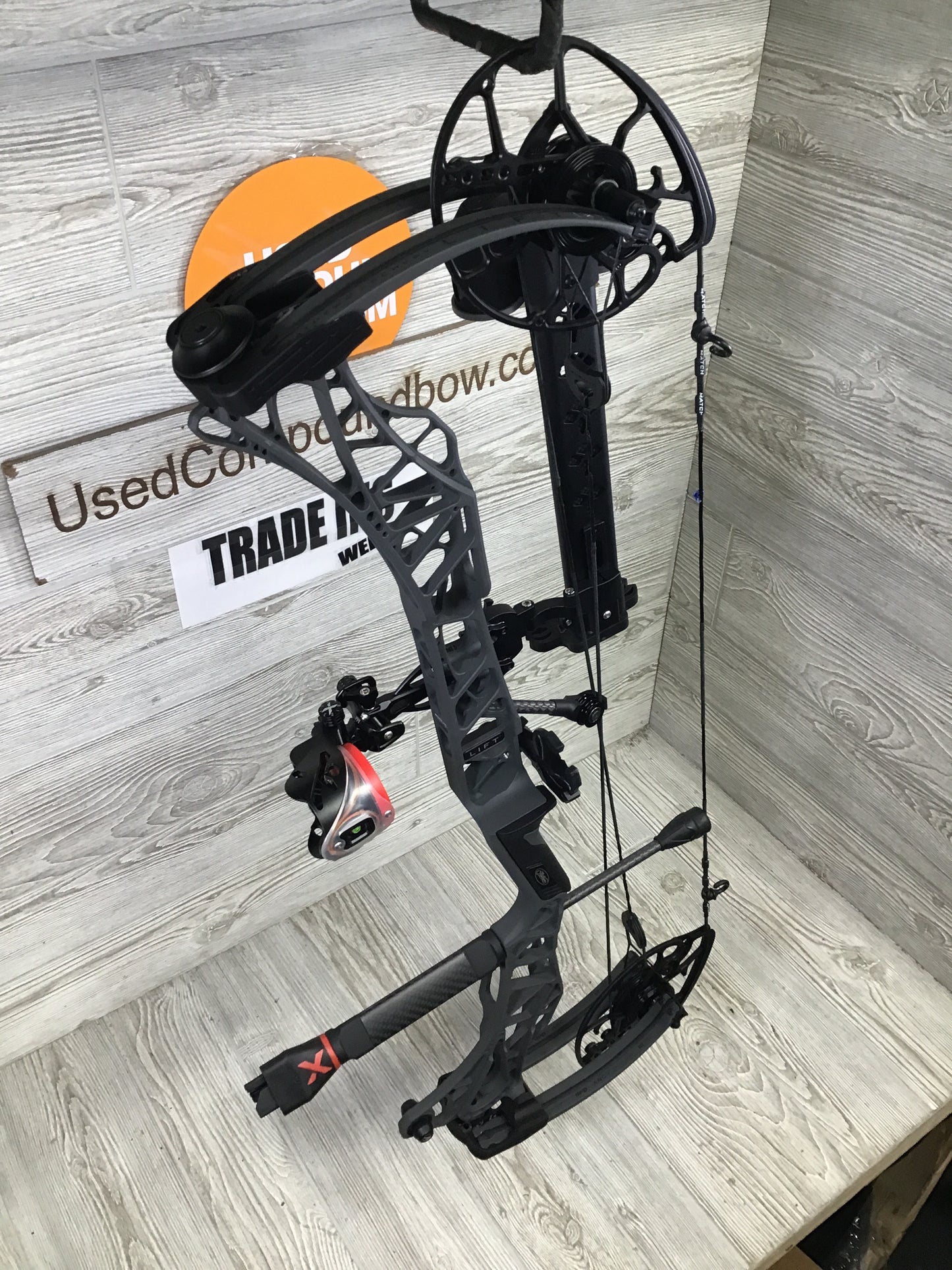 Used Mathews Lift X 29.5 Right Hand Shale 28.5/70 Package