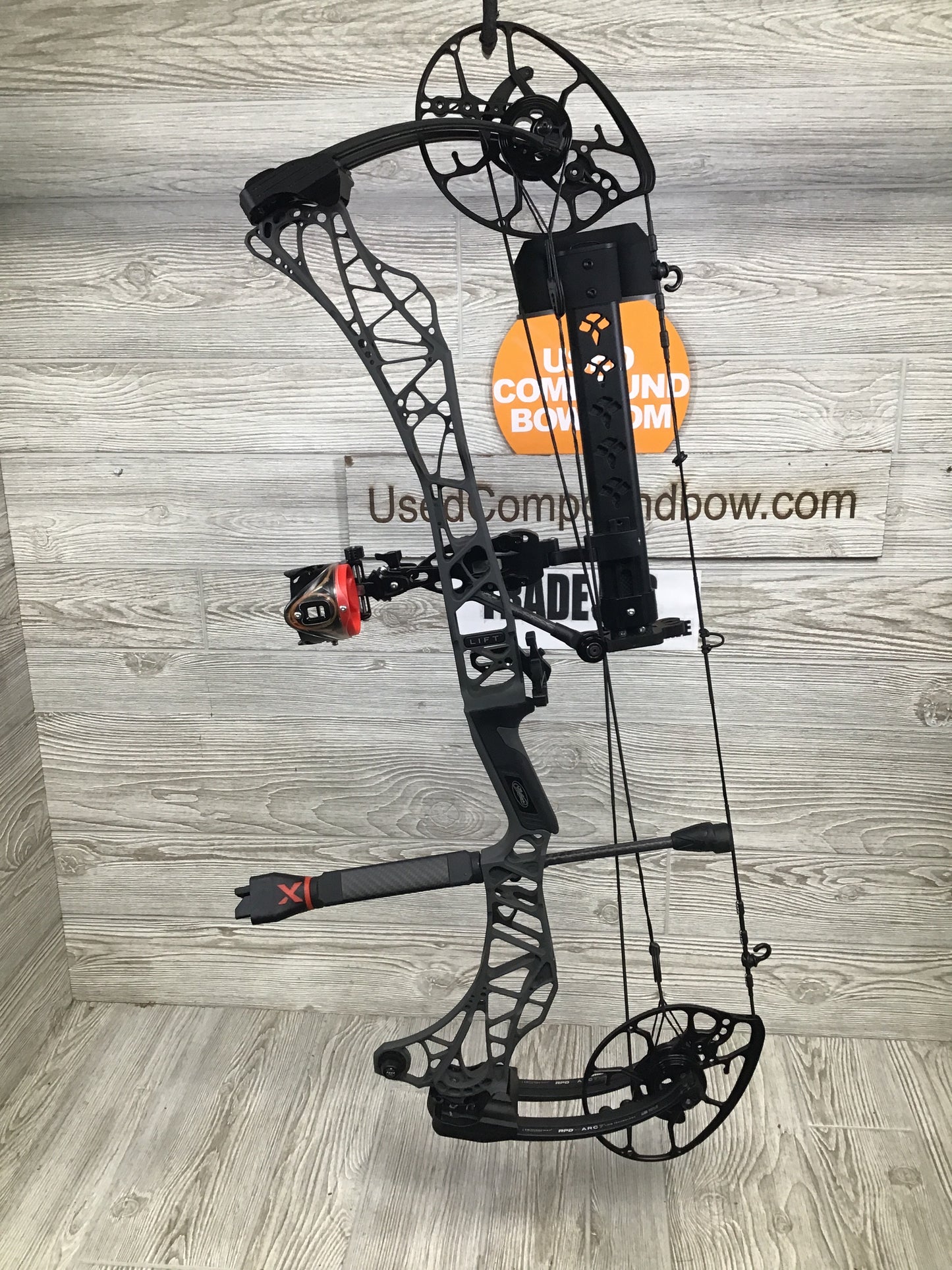 Used Mathews Lift X 29.5 Right Hand Shale Riser/Black Limbs 28/70 Package