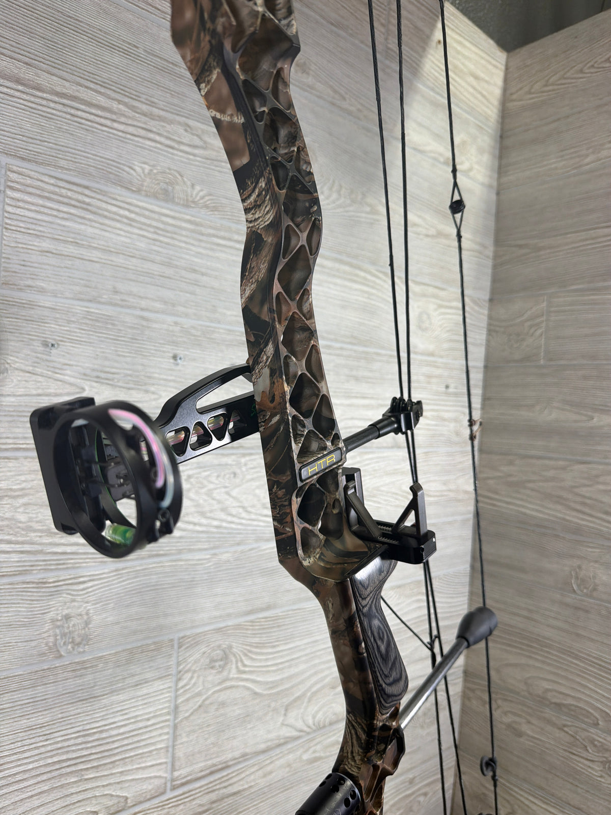 Used Mathews No Cam HTR  RH 29" 50lbs Camo Riser/ Camo Limbs PKG