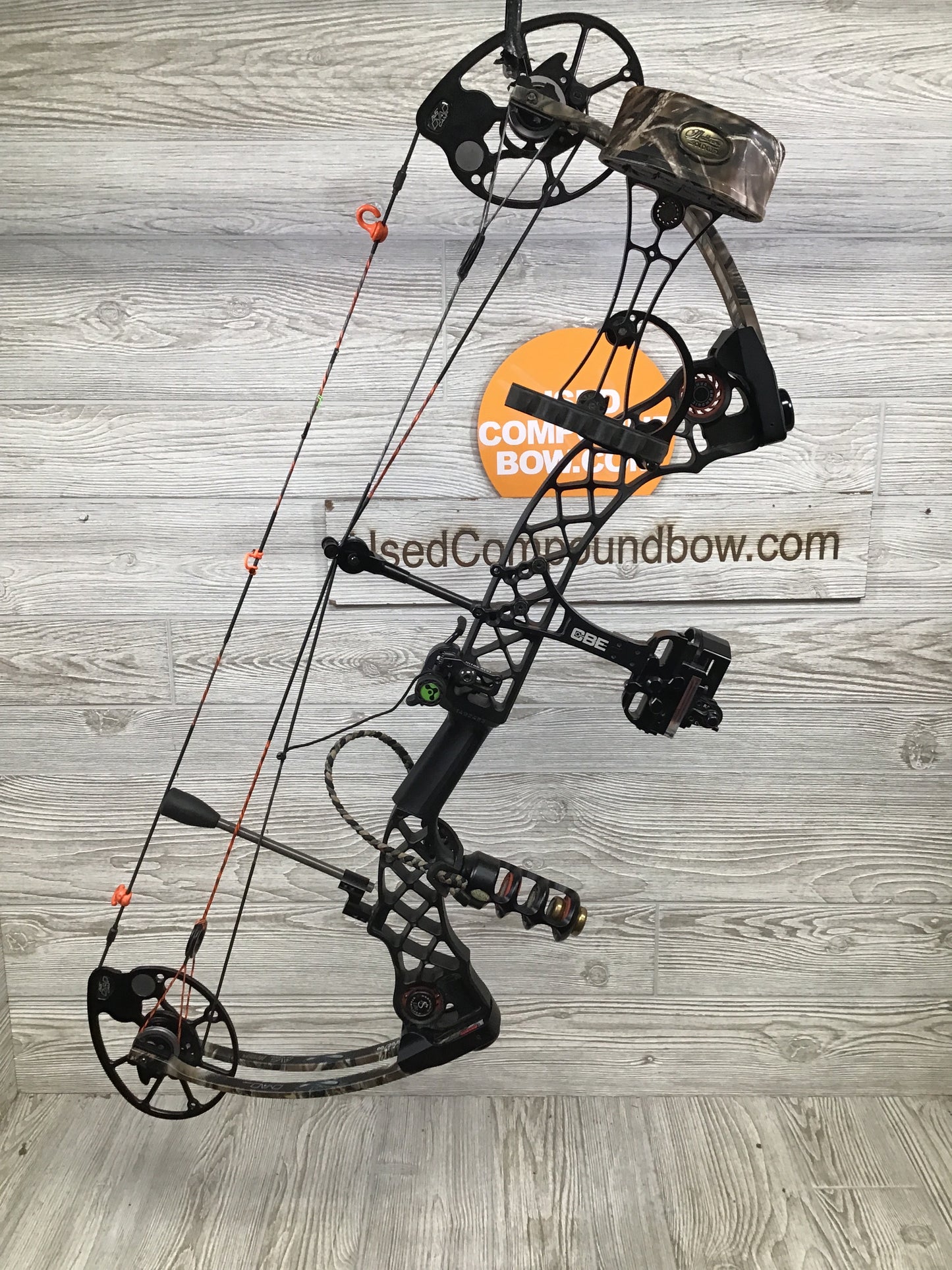 Used Mathews Chill Black riser/ lost camo limb Package Right Handed 28.5/70