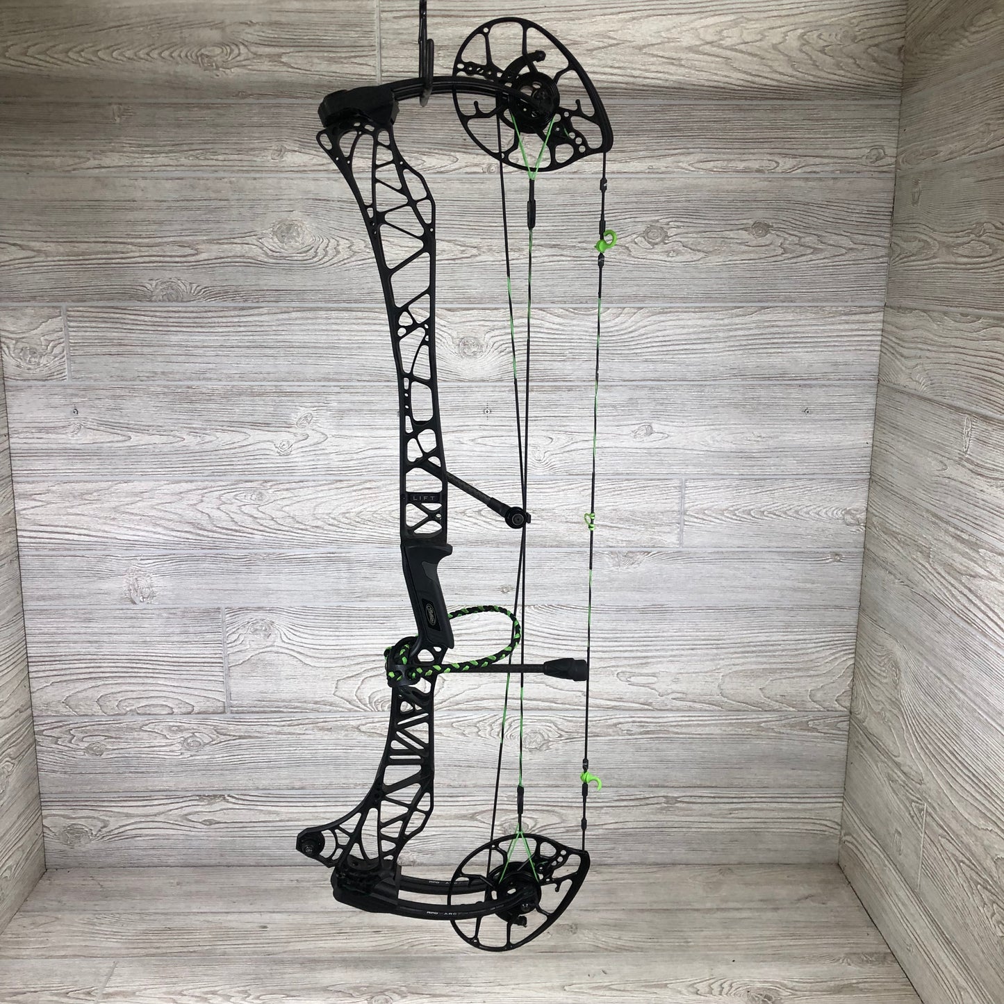 Used Mathews Lift X 33 Black RH Bow green and black custom strings