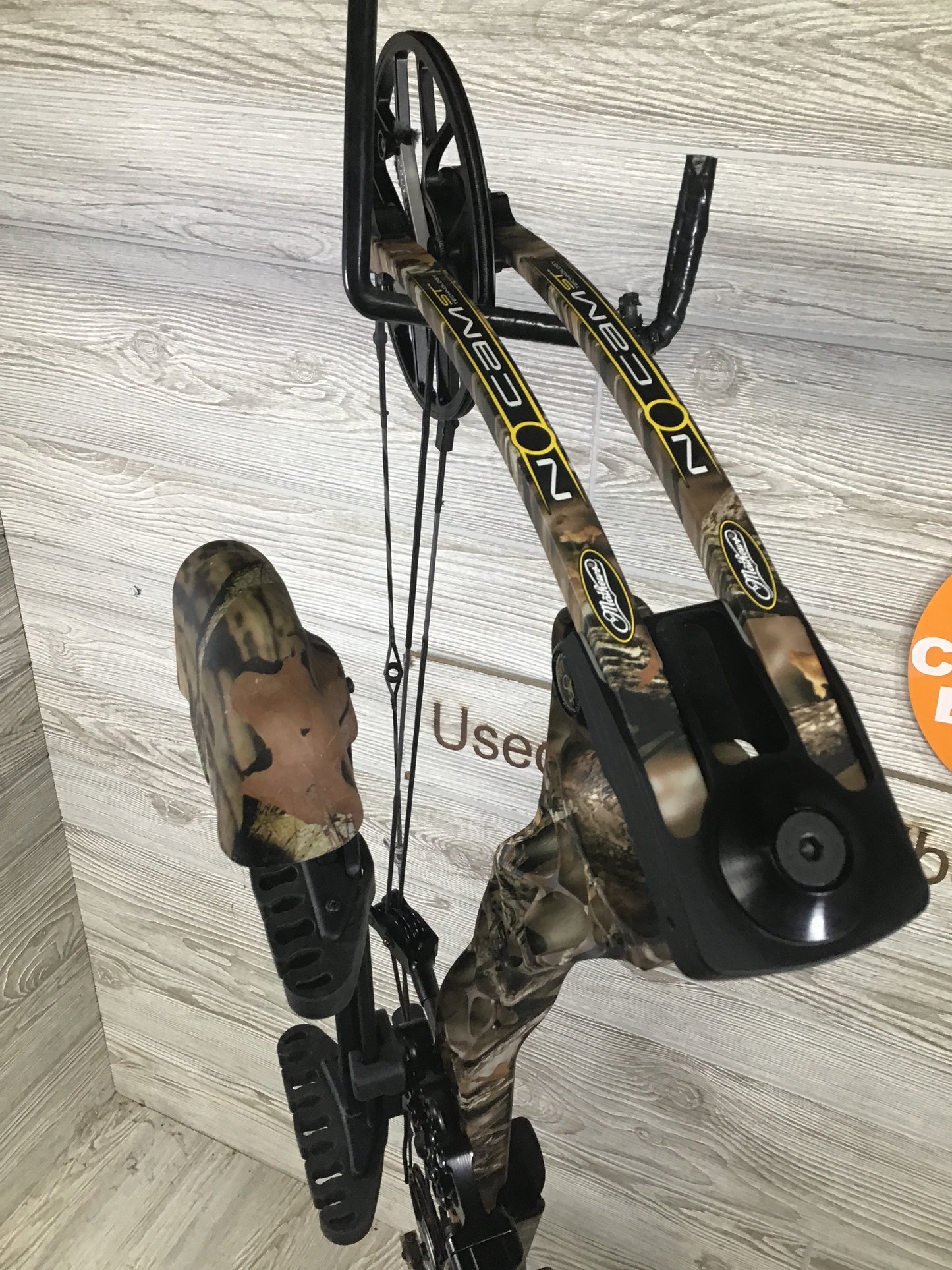 Used Mathews No Cam HTR  RH 27" 70lbs Camo PKG