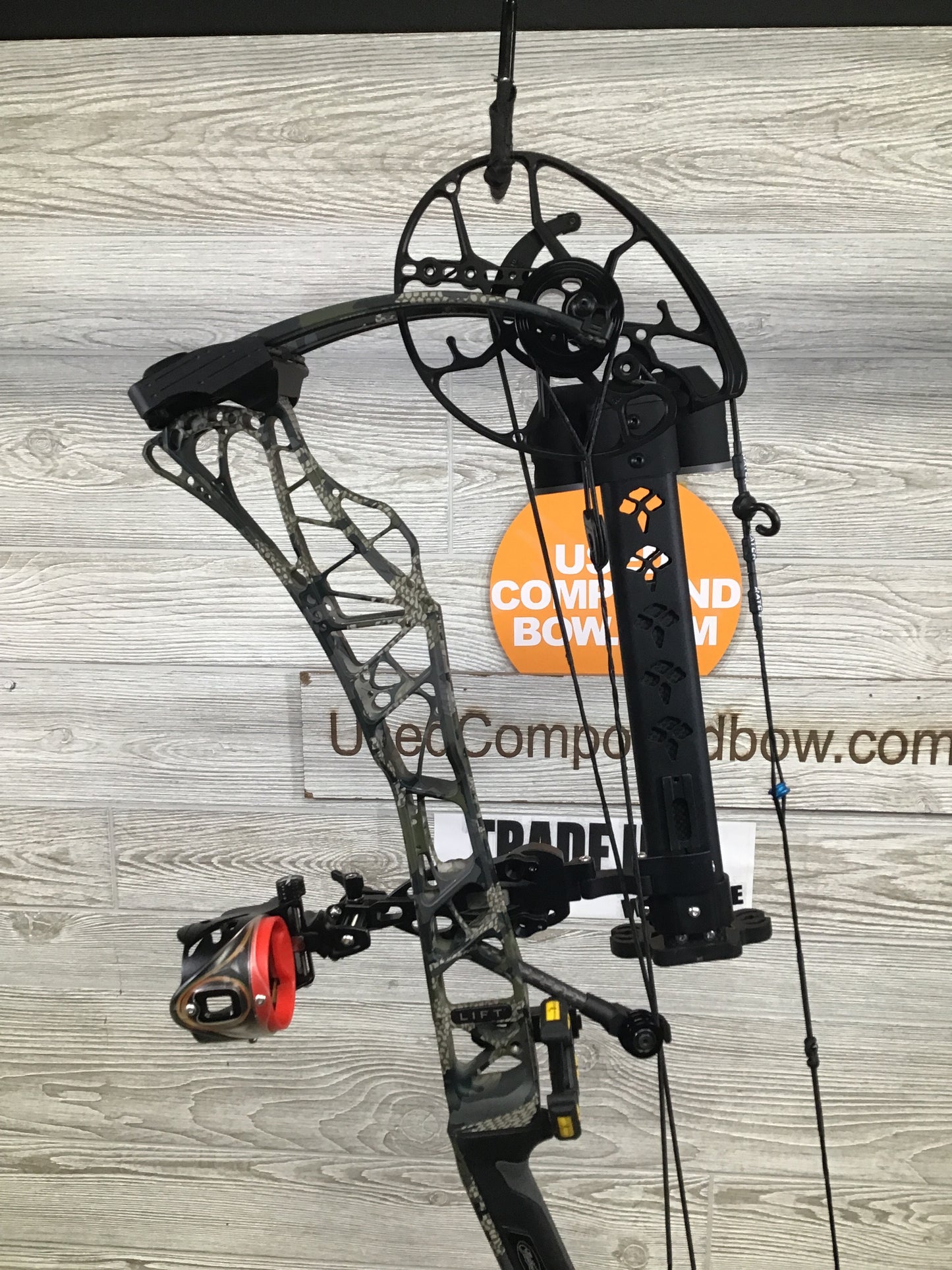 Used Mathews Lift X 29.5 Kuiu Right Hand 27.5/70# package
