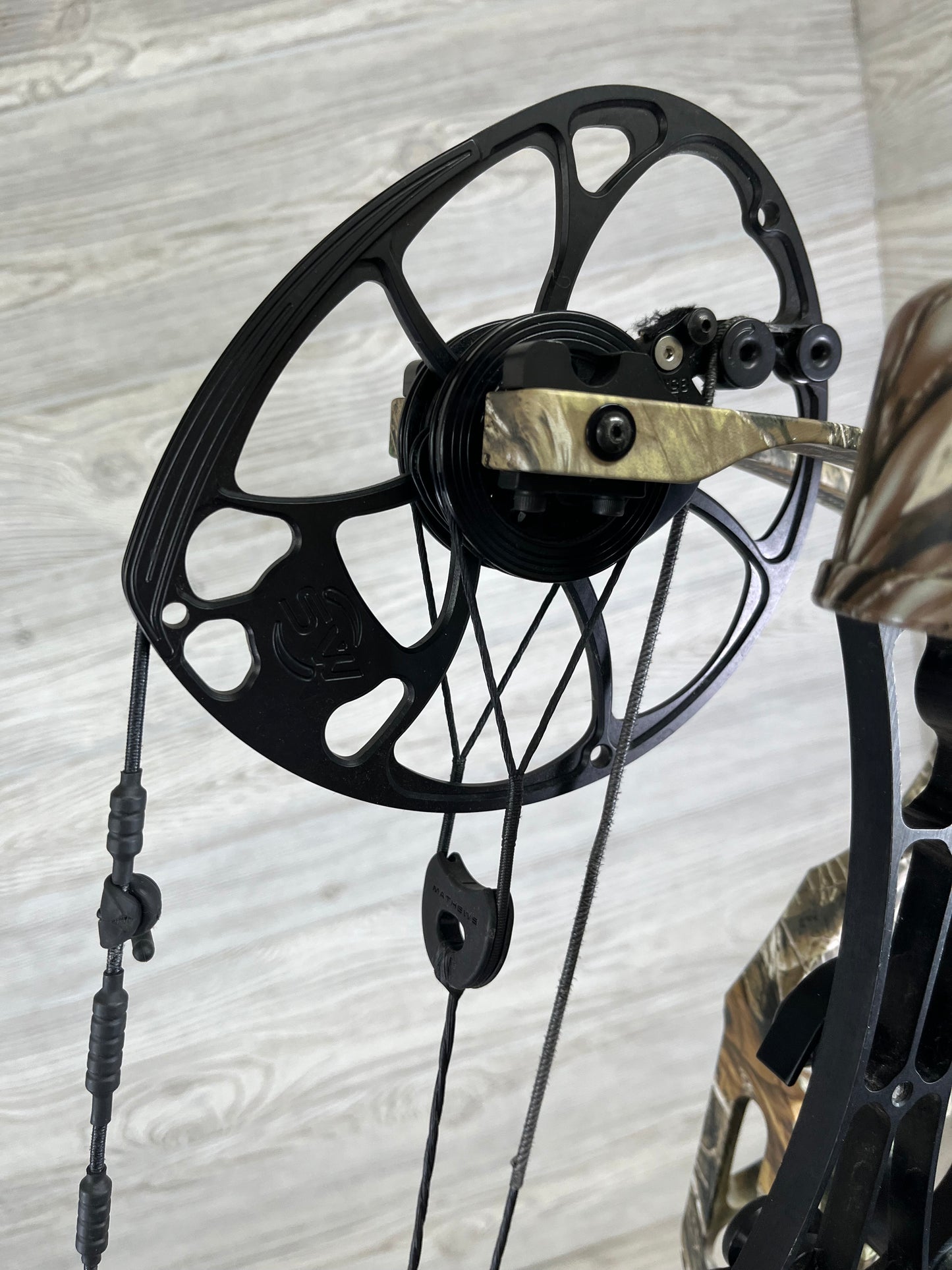 Used Mathews Vertix 30.5" 70lb RH Realtree Edge Bow Pkg