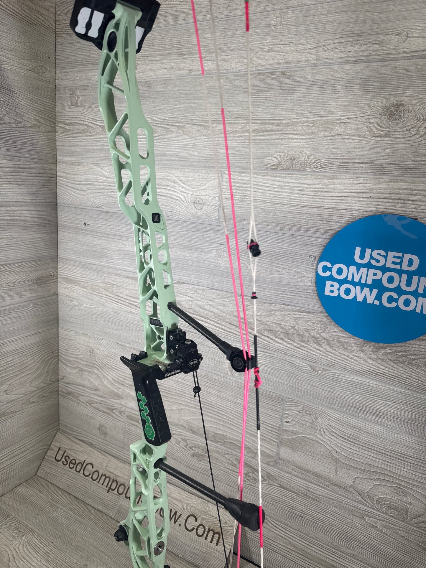 Mathews Title 38 GEN 1 Right Handed Mint White limbs