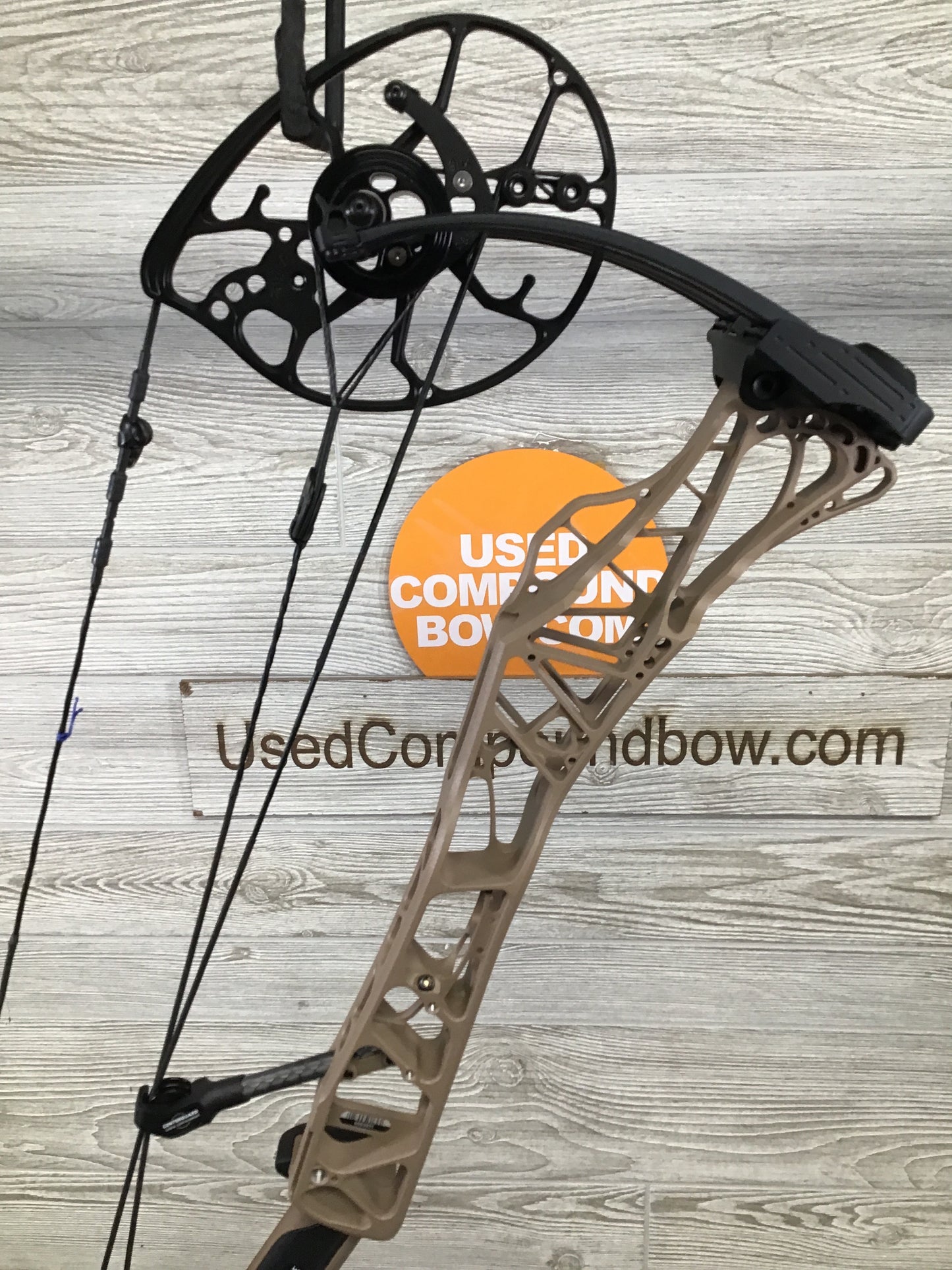 Used Mathews Lift X 29.5 Right Hand Earth Riser/Black Limbs Bow 27.5/60