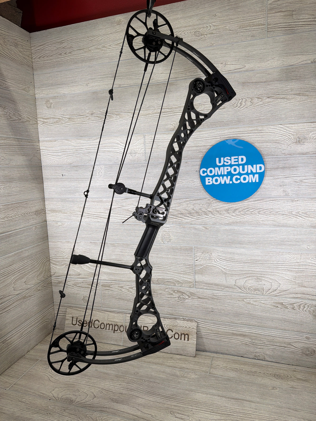 Used Mathews No Cam HTR 27" 70lb Right Hand Stone Bow