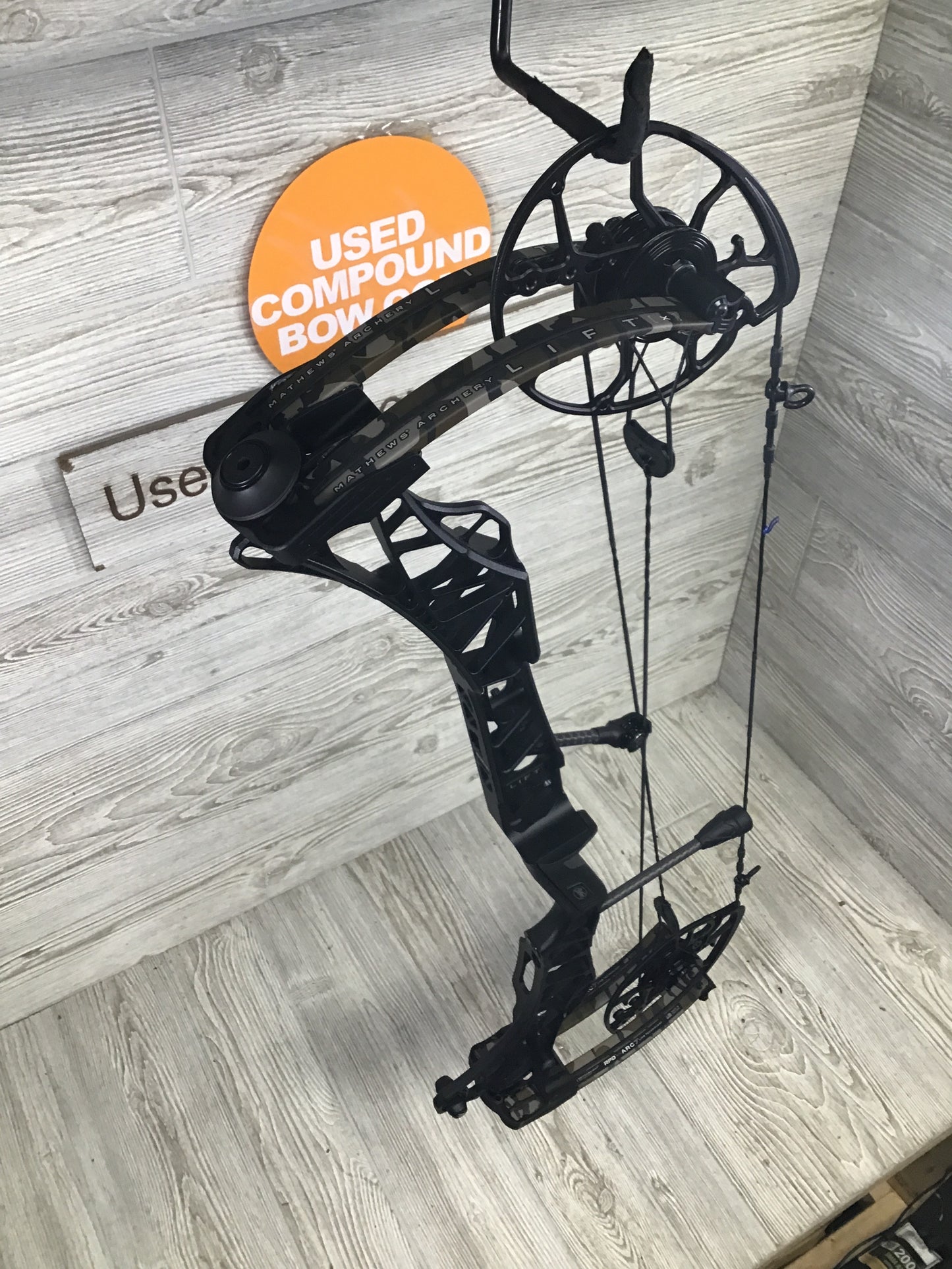 Used Mathews Lift X 29.5 Right Hand Black riser/Bottomlands limbs Bow 30/70