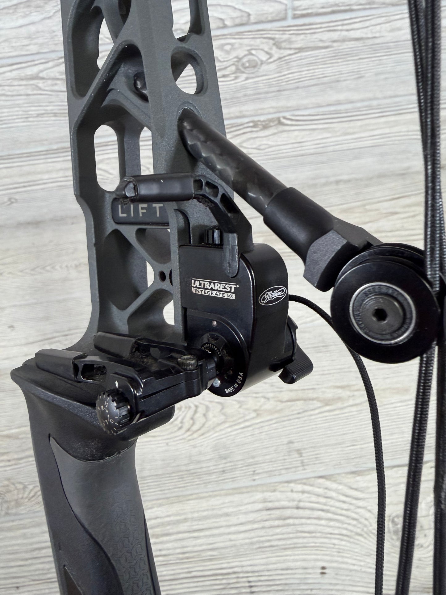 Used Mathews Lift X 29.5 Right Handed Shale with Mathews MX Rest