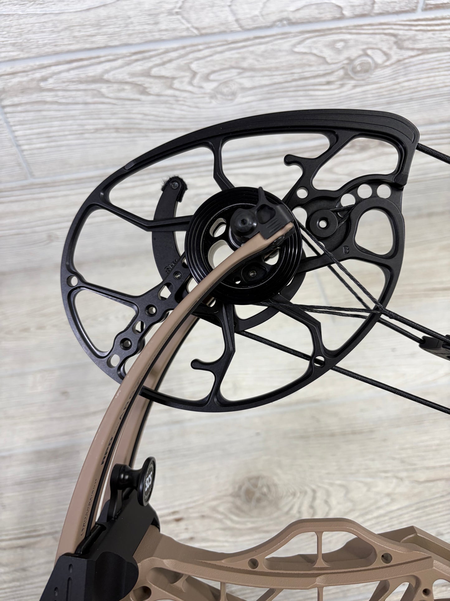 Used Mathews Lift X 29.5 Right Handed Earth with Mathews MX2 Rest