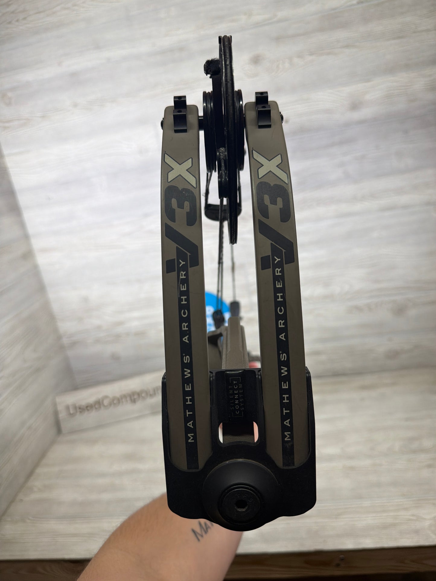 Used Mathews V3X 33 28" 70lb Right Hand Granite Bow