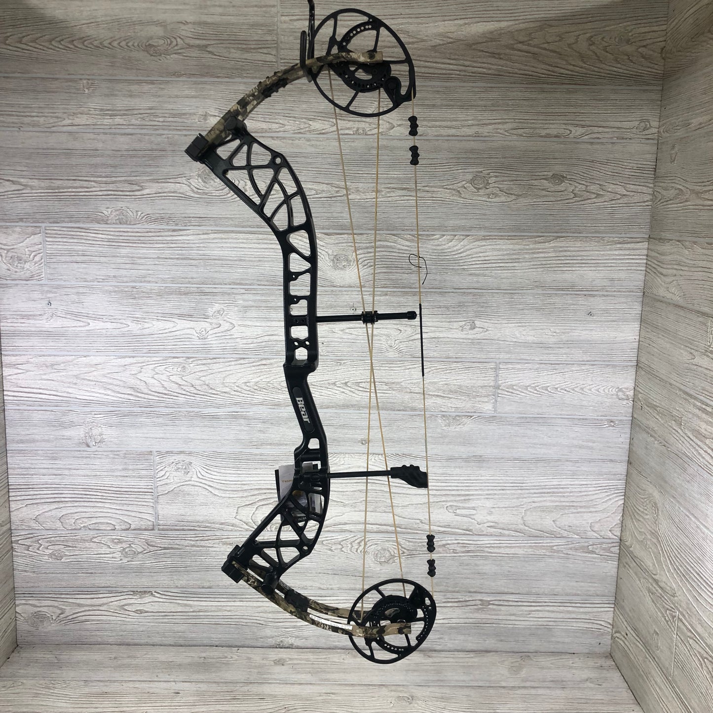 Bear Whitetail Maxx #70 Right hand black riser, camo limbs