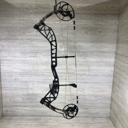 Bear Whitetail Maxx #70 Right hand black riser, camo limbs