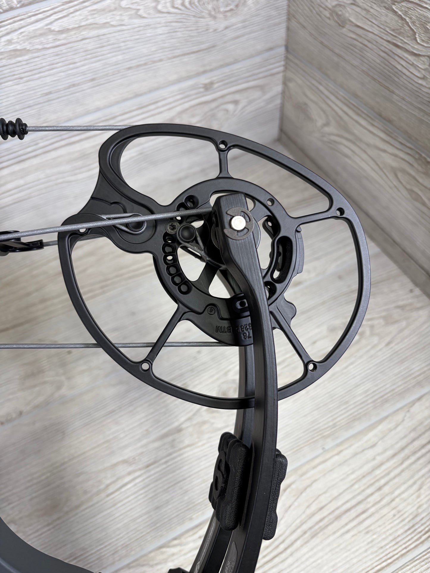 Elite Artus Right Handed Slate Gray 70lb