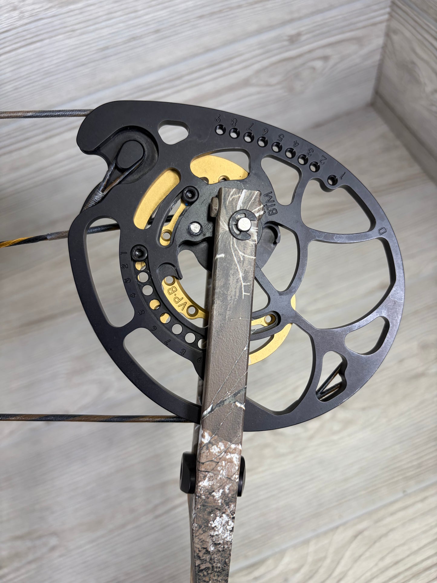 Used Bowtech Carbon Icon Right Handed 60-70# Camo Pkg