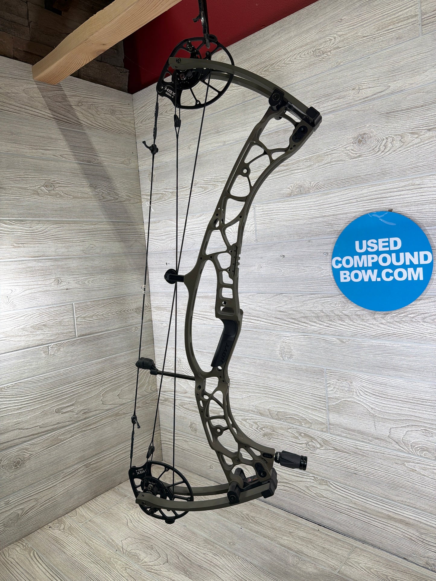 Hoyt AX-32 29" 70lb Right Hand Wilderness Bow
