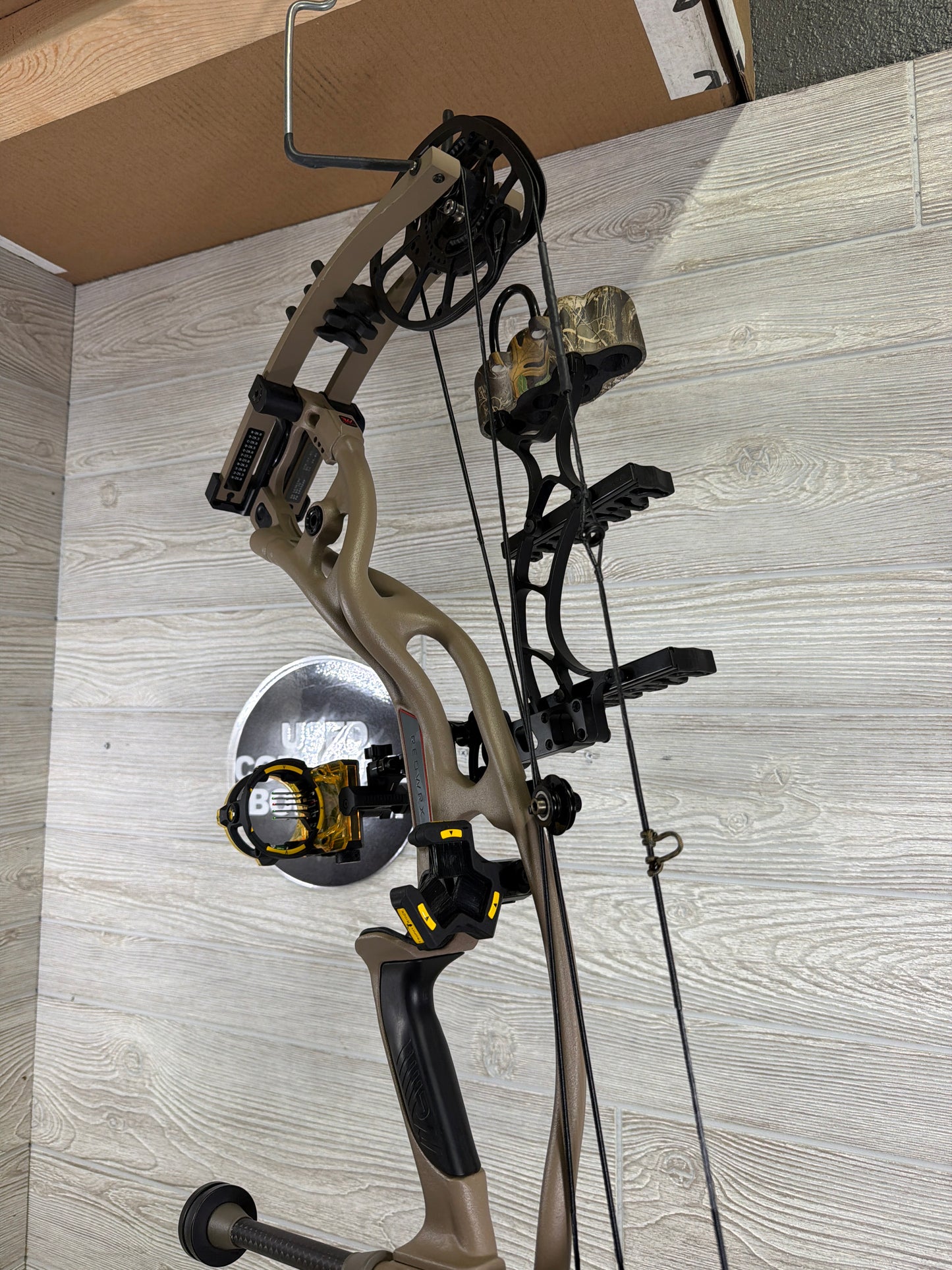 Hoyt RX-5 Buckskin 60-70# 25-30 Right Hand Package