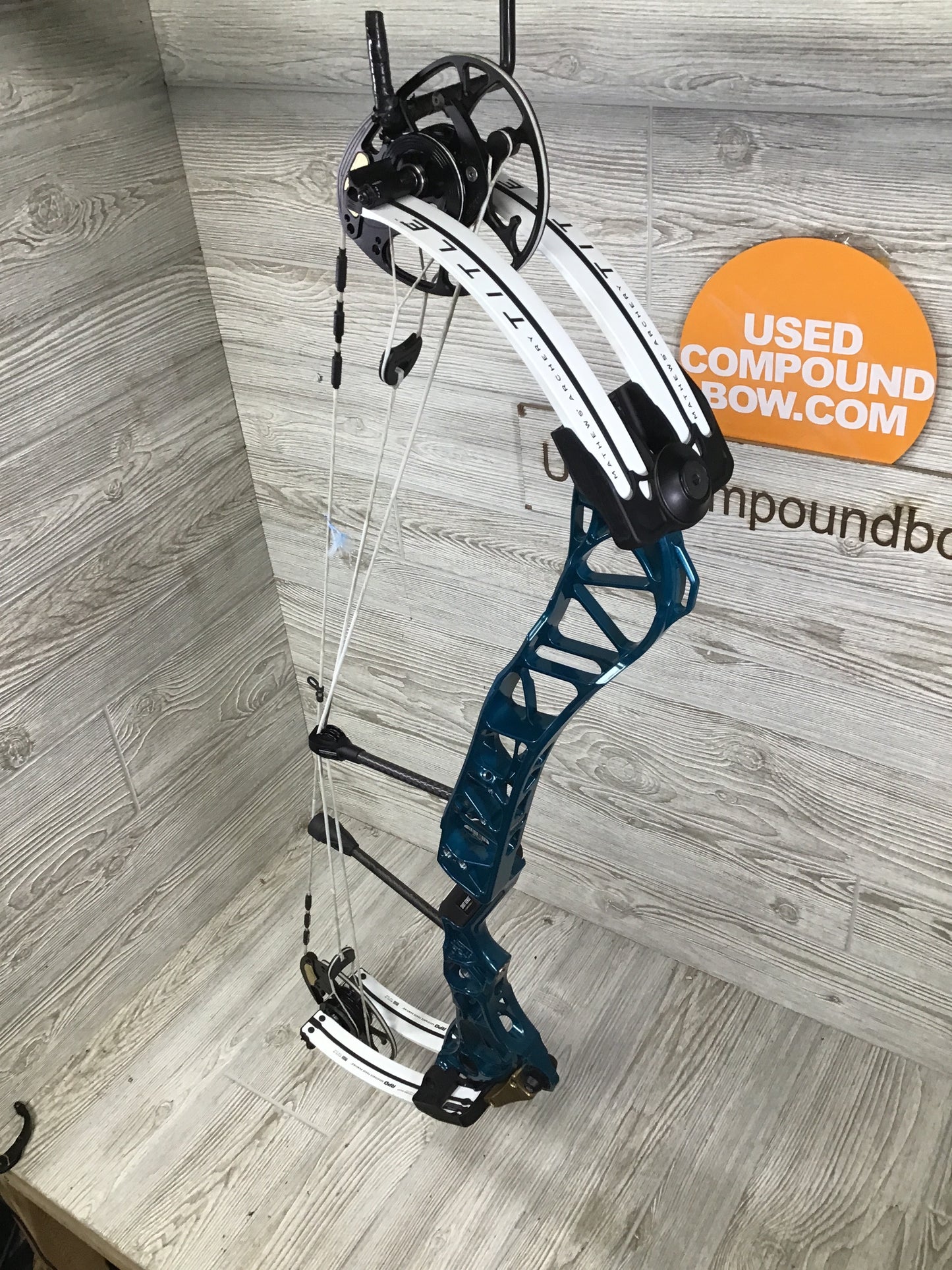 Mathews Title 34 Gen 2 right hand Teal Target bow