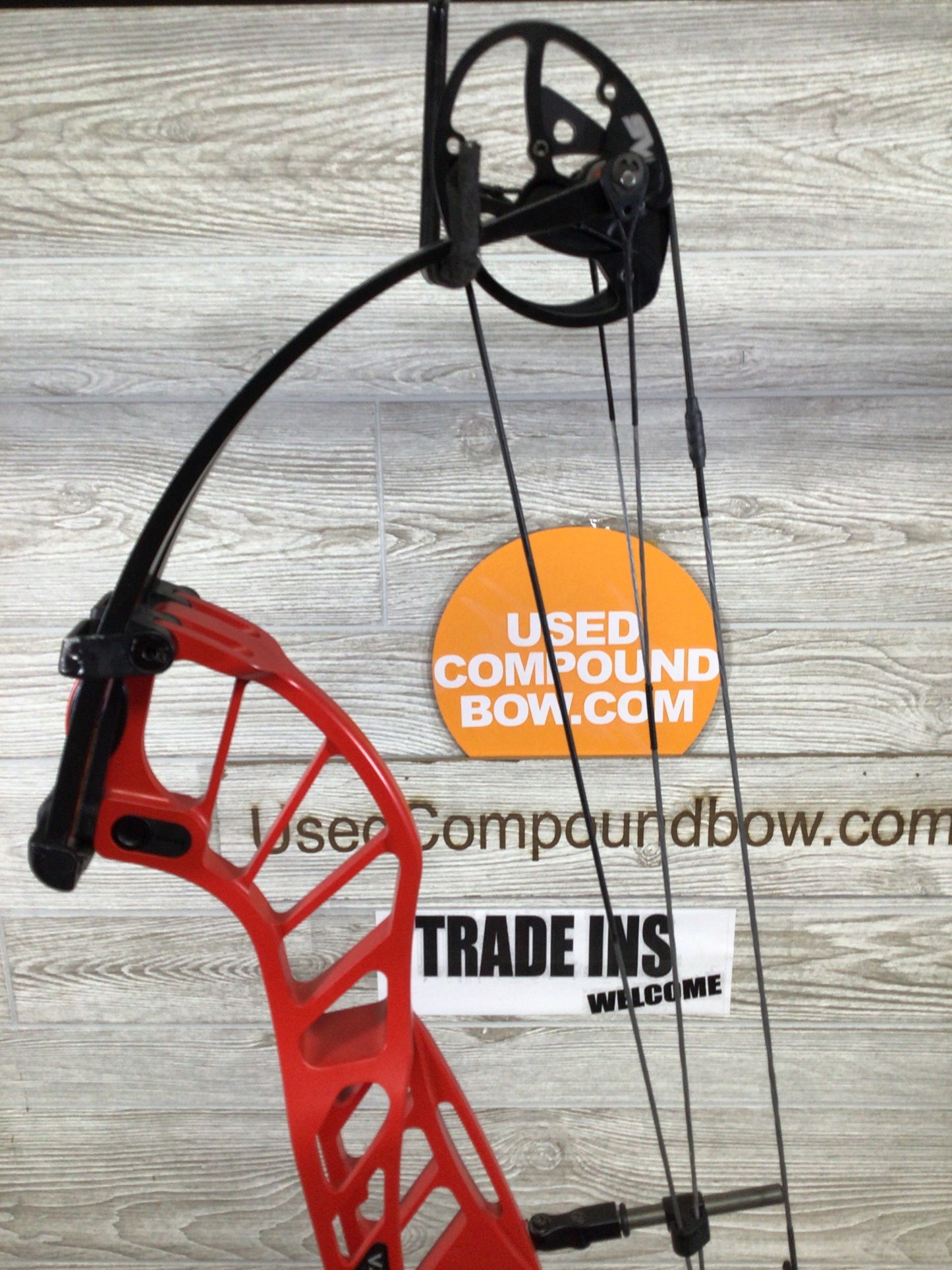 Used Hoyt Invicta 40 SVX cam 50-60# Right Handed 30"-31" Red