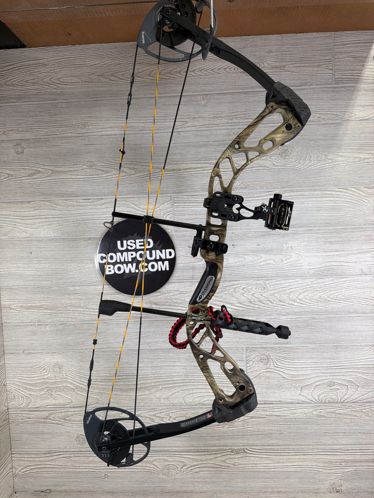 Used Diamond Edge 320 29" 70lb Camo Right Hand Bow Pkg
