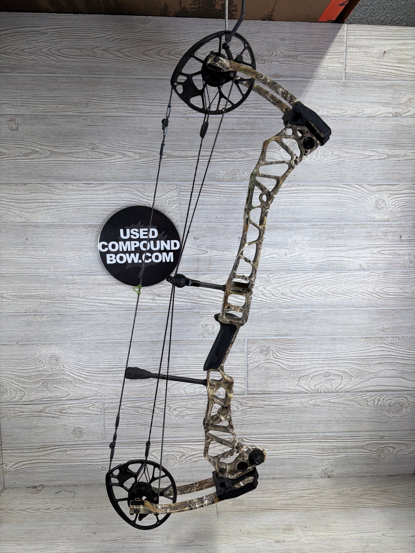 Used Mathews Traverse Right Handed 60-70lb 30" Realtree Camo